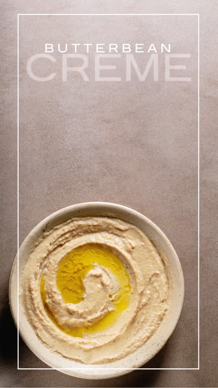 I går viste jeg min frokost – men jeg fik slet ikke fortalt nok om den virkelige stjerne på tallerkenen: min butterbean-creme.
Den er cremet, mild og fuld af næring. Butterbeans (limabønner) er rige på fibre, som støtter tarmens bakterier og giver en mere stabil mæthed – og de indeholder planteproteiner, der er med til at stabilisere blodsukkeret og understøtte kroppens energi.
Jeg spiste den sammen med bl.a. sardiner (omega-3 og protein) og kål (bitre stoffer og ekstra fibre). En enkel frokost – men ernæringsmæssigt virkelig stærk.
Vil du have opskriften på min butterbean creme?
Skriv “ja tak” i en kommentar, så deler jeg den.
💚