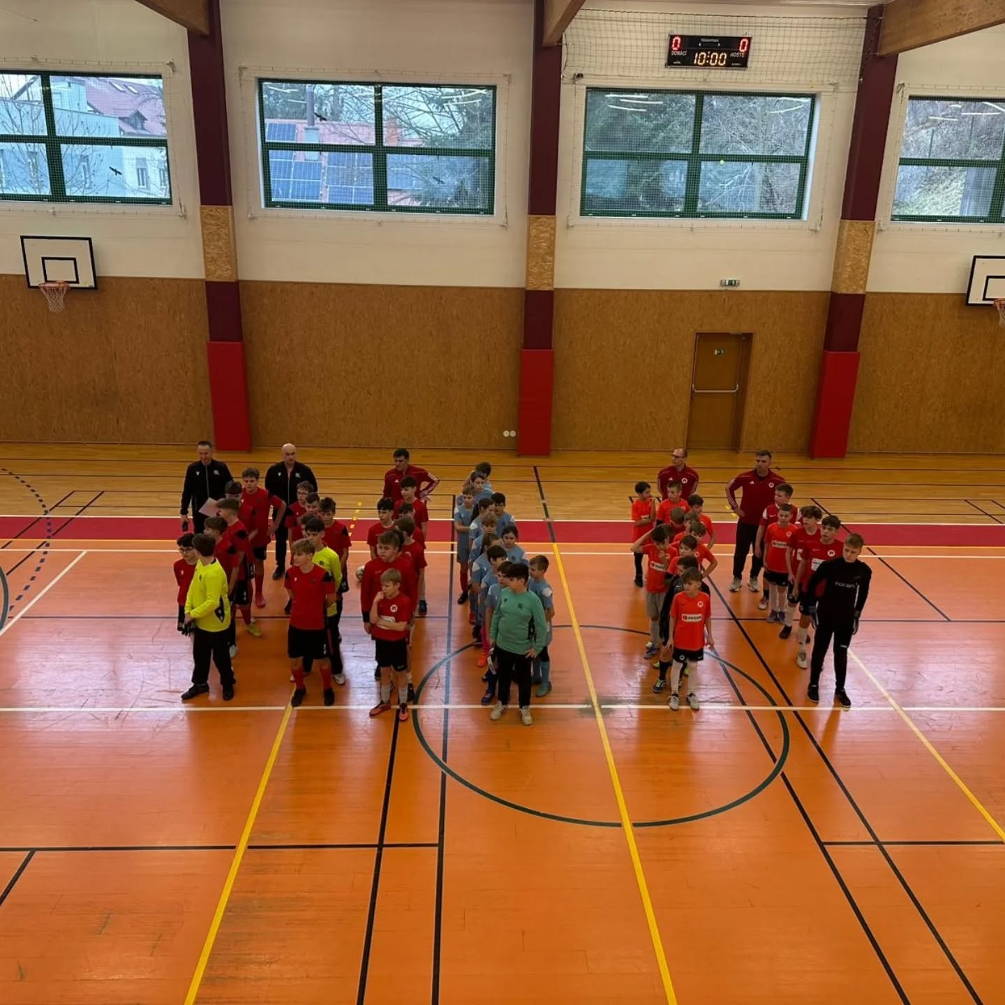 V sobotu 14. února 2026 se v tělocvičně Základní školy Šilheřovice uskutečnil závěrečný mezinárodní fotbalový turnaj realizovaný v rámci česko-polského projektu S.011.04.0118„Nejen míč nás spojuje“. Turnaj představoval vyvrcholení dlouhodobé spolupráce sportovních klubů z České republiky 🇨🇿 TJ Sokol Šilheřovice a Polska 🇵🇱 Junior Trening Ratoboř.
Cílem projektu bylo posílení přeshraničních vztahů, podpora společných sportovních aktivit a rozvoj spolupráce mezi partnerskými subjekty v příhraničním regionu. Závěrečný turnaj symbolicky uzavřel realizaci projektu a potvrdil význam sportu jako nástroje prohlubování meziregionálních vztahů a vzájemného porozumění.
Projekt_S.011.04.0118_ byl spolufinancován Evropskou unií 🇪🇺 v rámci programu interreg, konkrétně prostřednictvím programu Interreg Česko–polská spolupráce, a realizován s podporou Euroregion Silesia 🇨🇿🤝🇪🇺🤝🇵🇱.
Organizátorem závěrečného turnaje byla TJ Sokol Šilheřovice🇨🇿.
🙏⚽ Poděkování⚽🙏
Velký dík patří všem, kteří se podíleli na realizaci česko-polského projektu „Nejen míč nás spojuje“. Zvláštní poděkování náleží Obecní úřad Šilheřovice a vedení obce za zajištění předfinancování projektu👈👏.
Děkujeme organizačnímu týmu projektu z TJ Sokol Šilheřovice, který zajišťoval přípravu a hladký průběh všech aktivit na české 🇨🇿 straně👍.
Zároveň bychom rádi poděkovali odbornému týmu projektu, konkrétně 🇨🇿
Roman Schulla, Jan Křiváček, Jan Stoklasa, Petr Jakubec,
a z polské🇵🇱 strany Jaroslav Rachwalski.
Velké poděkování patří rovněž všem trenérům, kteří se po celou dobu projektu zodpovědně a s maximální péčí věnovali dětem a významně přispěli k úspěšnému průběhu celého projektu🇨🇿🫵🇵🇱.
Děkujeme všem za spolupráci a podporu 🇨🇿💙🇪🇺❤️🇵🇱