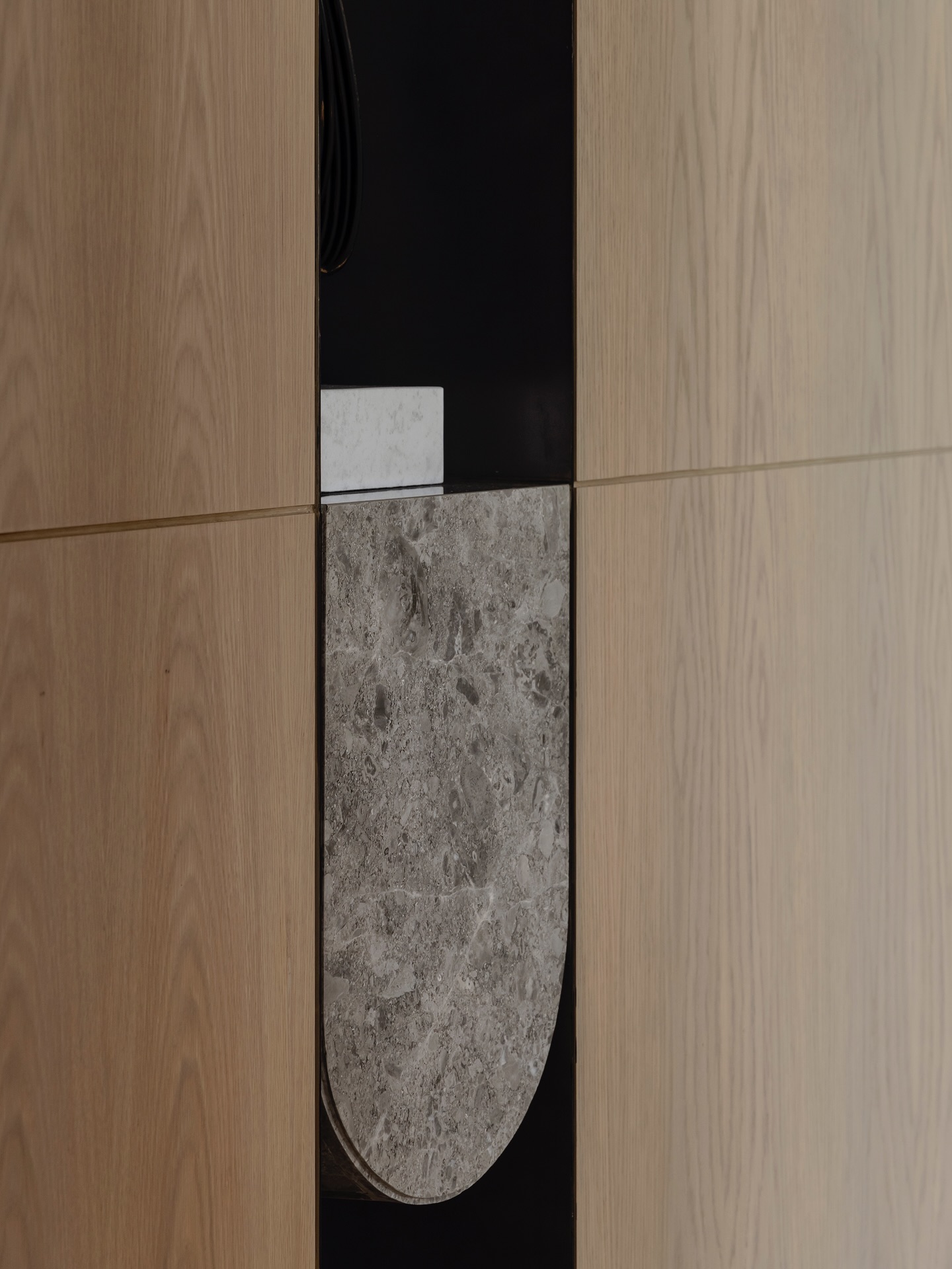 A blend of stone veneer, natural oak, and matte black cabinetry defines the TV unit. The curved illuminated niche introduces softness within the rectilinear framework.
Photographer: @toozestudio
#InteriorDesign #Design #Dubai #DubaiLifestyle #DubaiLife HighEnd Luxury LuxuryLife LuxuryInterior Awards DesignInspiration InteriorStyling Style Styling HomeInteriors InteriorDesignStudio HiglyCommended InteriorDetails DreamHome HomeDesign ModernHome InteriorForYou DesignGoals LivingRoomDecor TailorMade Bespoke Furniture DesignFurniture