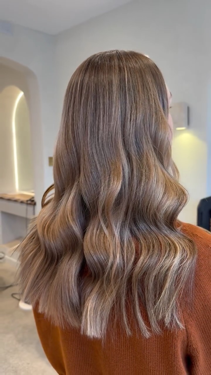 Rich, dimensional bronde with the softest ribbons of warmth running through ✨
This colour is all about depth, shine, and a natural blend that catches the light from every angle. Effortless, glossy, and perfect for that low-maintenance grow out.
@second_opinion_hairdressing
#brunettebalayage #dimensionalbrunette #hair #hairofinstagram #bronde