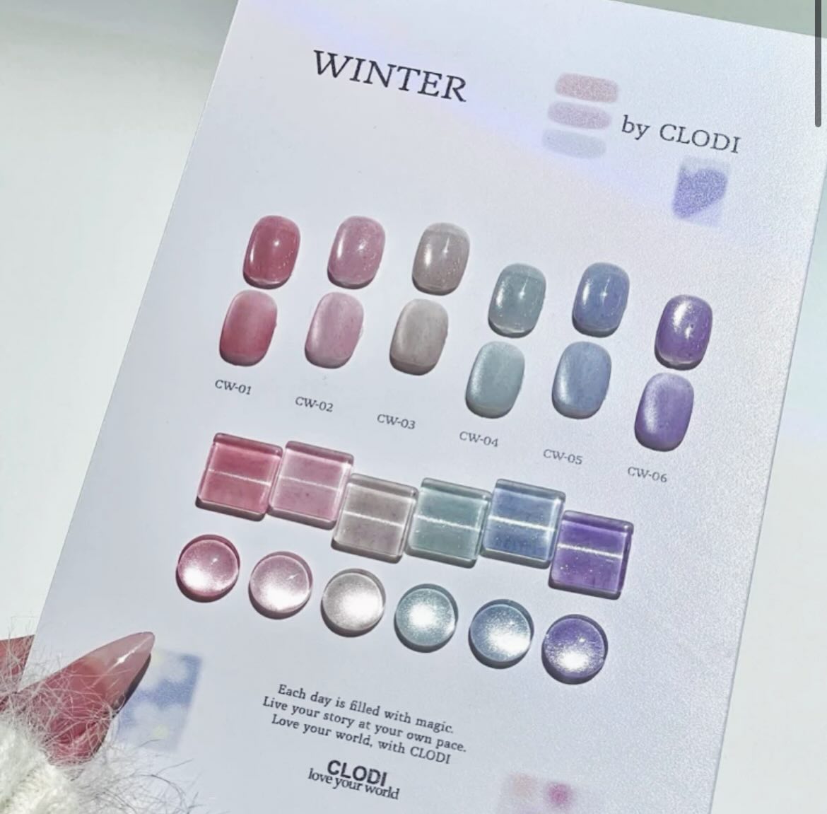 ❄️ Winter by @clodi_official on 6 sävyn samettinen magneettigeelilakkakokoelma, joka näyttää eri tunnelman valon liikkuessa pinnalla. Pehmeä, samettinen tekstuuri yhdistyy hienovaraiseen magneettiviivaan luoden talvisen lopputuloksen – viileän, rauhallisen ja syvän.
“Each day is filled with magic. Love your world, with CLODI.” 🩷
#biyume #koreannails #kynnet #nails