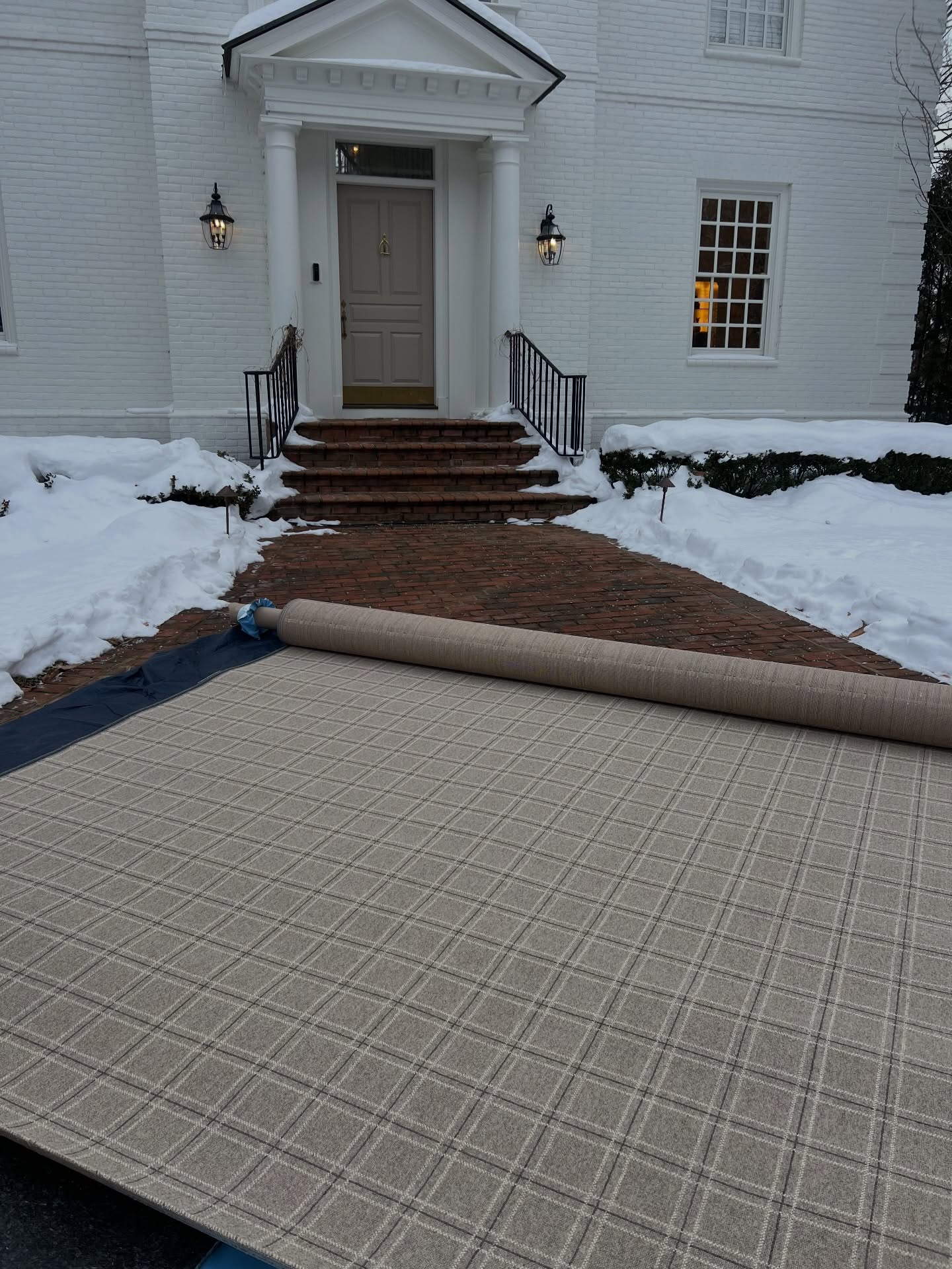 What looks effortless is anything but—tailored plaid requires absolute precision, especially on a curve. Every line had to be carefully aligned, every turn thoughtfully planned, and every step individually fitted to ensure the pattern flows seamlessly from top to bottom. The process is meticulous. The result is timeless. Classic plaid, graceful architecture, and true artisan installation—designed to feel as beautiful decades from now as it does today. Timeless never goes out of style. Thank you, @jonathon_d_hess, your home is stunning! #TimelessFloors #PrestigeProjects #StairRunner #PlaidCarpet #SimplyQuartered