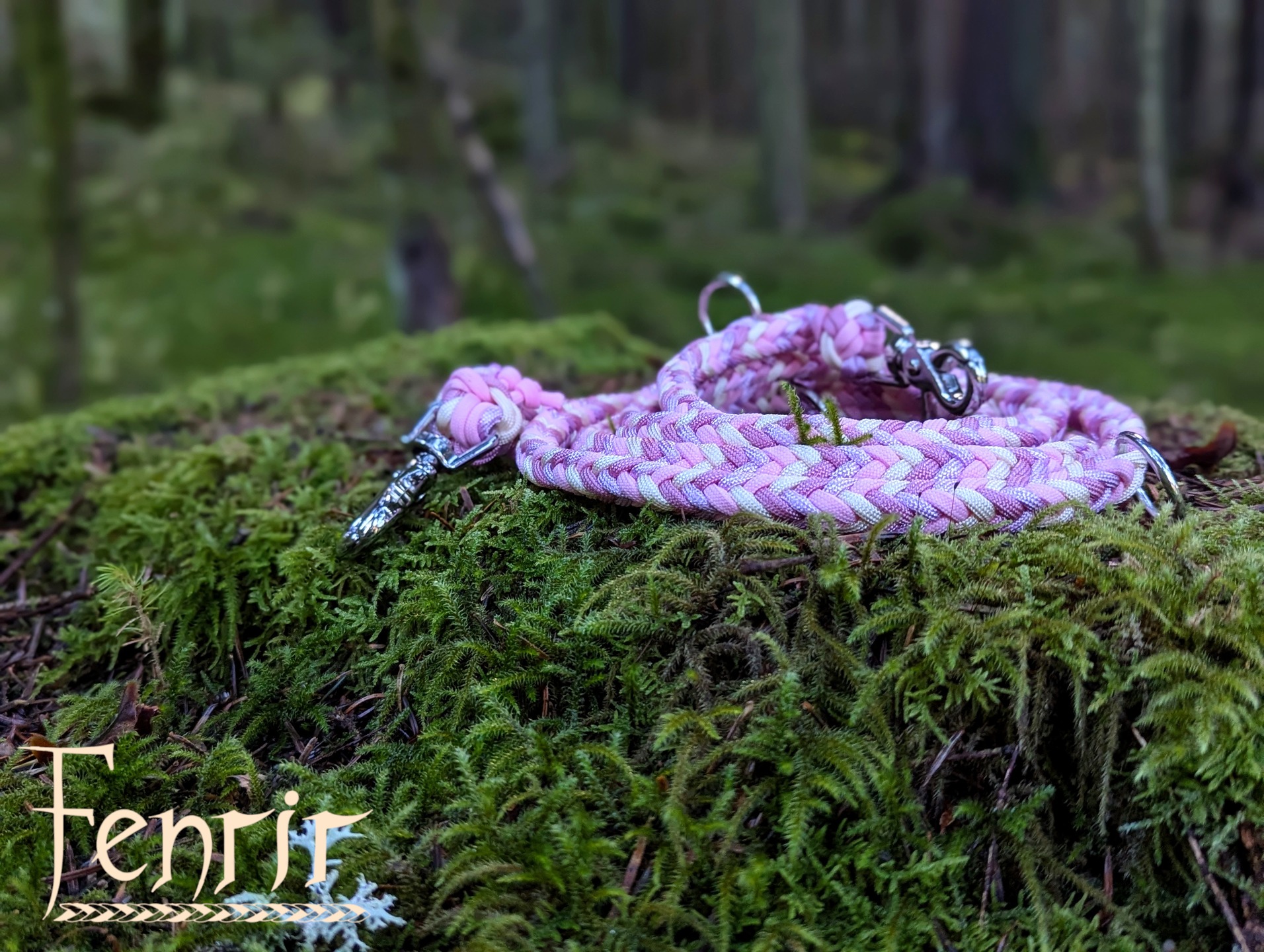 Ein kleines Handwerksprojekt für den Februar:
Eine Paracordleine in sanften Rosatönen, komplett per Hand geflochten.
Ich liebe es, wenn am Ende ein Stück entsteht, das sich genauso gut anfühlt wie es aussieht.❤️
#paracordleine #paracordlove #handgemacht #handarbeitmitliebe #hundeleine #einzelstück #kleinunternehmen #waldliebe #hundeliebe #smallbusiness #handmadewithlove