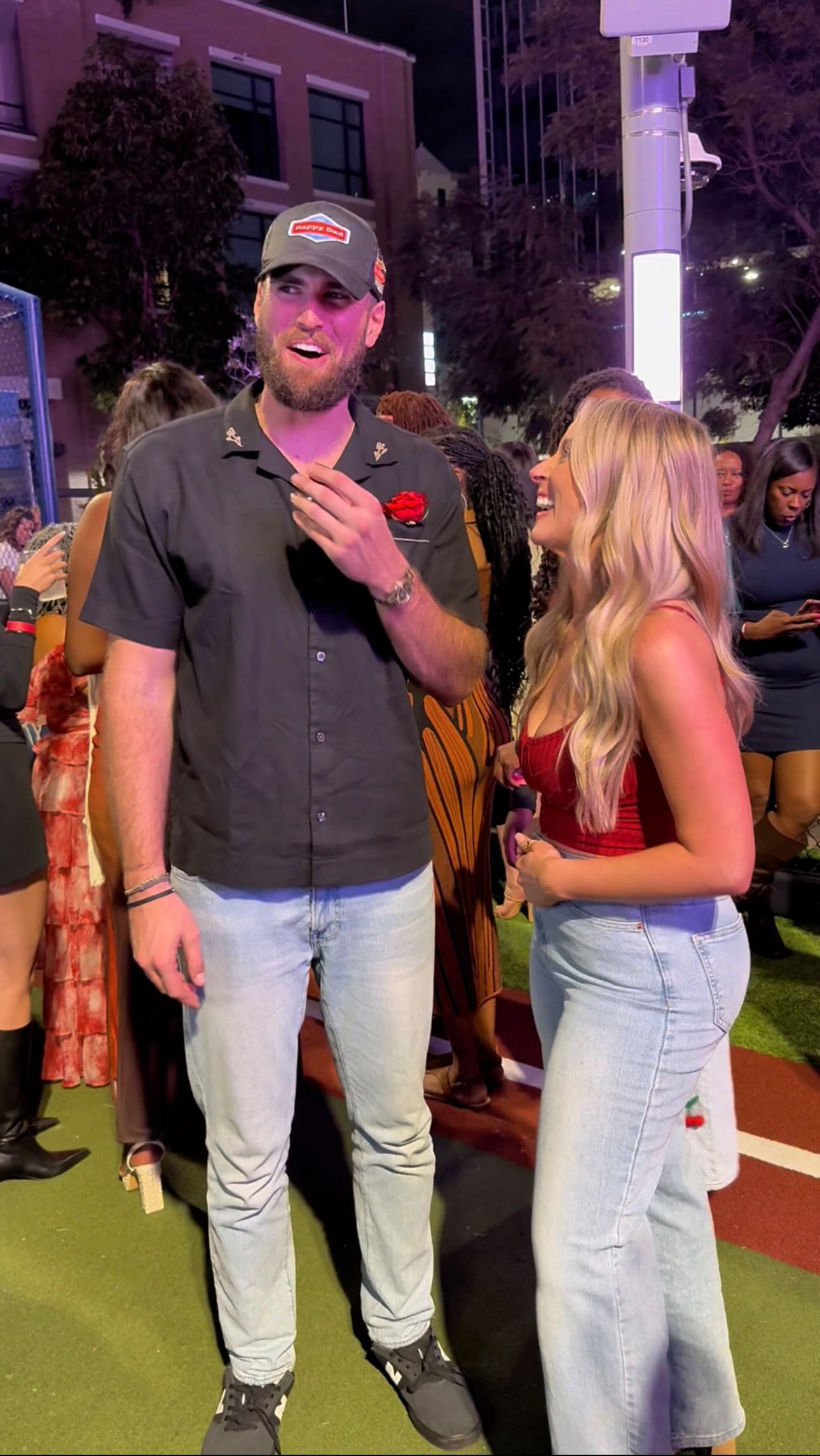 gotta get creative with dating nowadays! 😂💯 shoutout to @toms_petcopark , @tylerbergantino , his crew, & my gorgeous wing woman @jennyhuangx ! 🎉
#talltour #sandiego #tomswatchbar