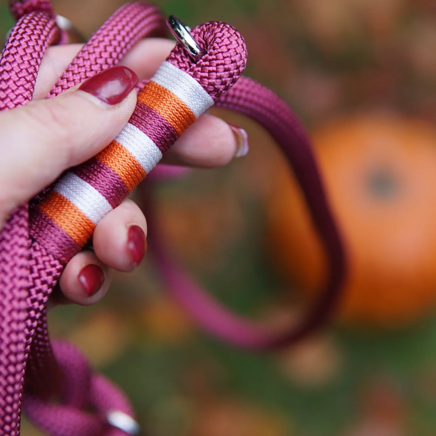 Ich wünsche euch und euren Fellnasen ein wundervolles Herbstwochenende! 🌟 🍂🐕
Und nicht vergessen:
Unsere neue Leinenkollektion ist ab sofort online und bereit für ausgiebige Herbstspaziergänge. Perfekt für alle, die mit ihren Vierbeinern stilvoll unterwegs sein möchten!
Ob warme Naturtöne oder robuste Materialien – mit unseren handgefertigten Leinen seid ihr für jedes Abenteuer gerüstet.
Schaut vorbei und entdeckt unsere neuen Designs! 🐾
➡️ www.wunsch-leinen.de
#HerbstKollektion #HundeLeinen #WochenendAbenteuer #HerbstMitHund #NeueKollektion #Leinen #WeekendVibes #Herbststimmung #FashionLovers #Wunschleinen