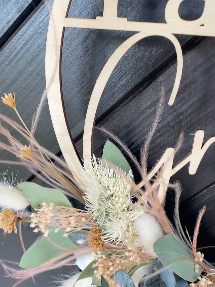 🌿✨ Persönliche Geschenke bleiben ✨🌿
Manche Geschenke sind mehr als nur eine Aufmerksamkeit.
Sie erzählen eine Geschichte. 🤍
Die personalisierten Türkränze mit Familiennamen sind ein echtes Herzensstück –
modern, natürlich und mit viel Liebe gestaltet.
Der Holzring wird individuell angefertigt und personalisiert –
die liebevoll gebundenen Trockenblumen stammen von @blumen_creativ1 🌾🤍
Eine wunderschöne Kooperation, die jedes Stück zu etwas ganz Besonderem macht.
Ob zur Hochzeit, zum Einzug, zum Geburtstag oder als Geschenk für die eigene Familie –
so ein Kranz bleibt.
Er begrüßt Gäste.
Er macht ein Zuhause noch persönlicher. 🌿
#personalisiert #türkranz #geschenkidee #familienname #wohndeko #bohodeko #hochzeitsgeschenk #einzugsgeschenk #interiorstyle #trockenblumen #namensschild #kreativveredelung #handmade