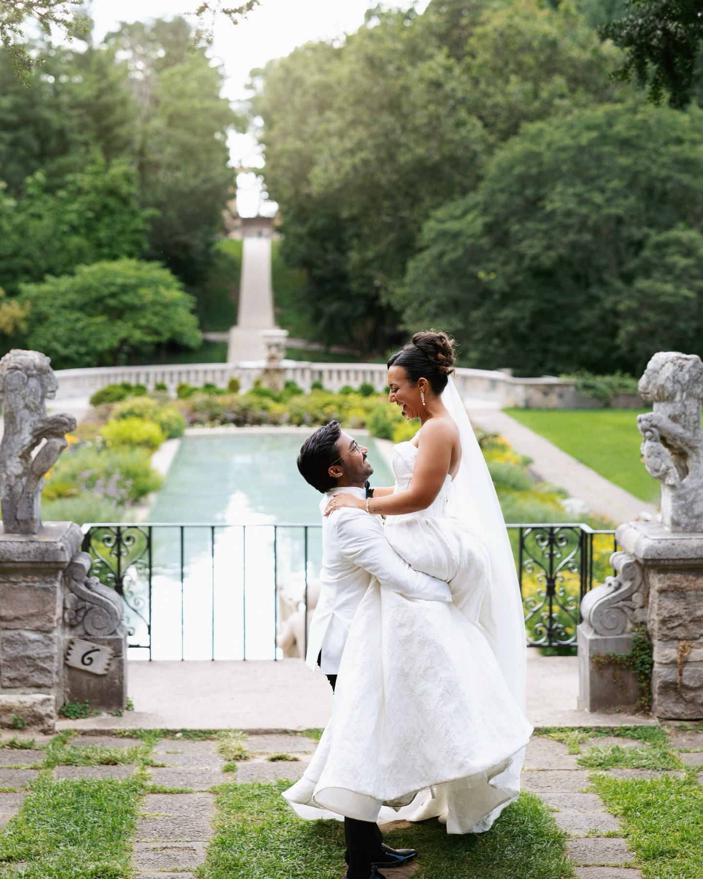 Me, you, a garden & a boat. 🌸🚢
Cranbrook Gardens is a dream!
Second shot for @jessicaruxtonphotography 🤍
#weddingphotographerwindsor #windsorontariowedding #detroitweddingphotographer #engagementphotography #weddinginspiration