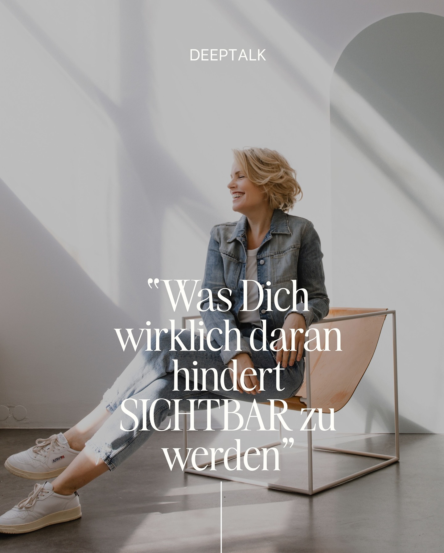 Sichtbarkeit ist ein Feld, was mit vielen Ängsten und Glaubenssätzen behaftet ist.
Manchmal erkennen wir diese Ängste und schauen hin. Manchmal finden wir andere Themen, wieso wir nicht für unsere Träume losgehen und sichtbar werden.
Aber meistens ist es nicht die Technik.
Oder die Strategie die fehlt.
Es ist diese leise Frage im Hintergrund:
„Wer bin ich, mich so zu zeigen?“
„Reicht das?“
„Bin ich zu viel – oder nicht genug?“
Ich kenne das.
Ich habe Posts nicht veröffentlicht.
Ich habe Texte wieder gelöscht.
Ich habe gewartet, bis ich mich „fertig“ fühle.
Spoiler: Dieser Moment kommt nicht.
Bewertet wirst du sowieso.
Wenn du laut bist.
Wenn du leise bist.
Wenn du dich zeigst – oder wenn du es nicht tust.
Die eigentliche Frage ist:
Willst du einen Unterschied machen im Leben anderer und echte Wirksamkeit leben?
Dann lohnt es sich immer über den eigenen Schatten zu springen und sich mit seiner eigenen Geschichte und dem Chaos und dem struggle TROTZDEM zu zeigen. Unperfekt. Echt. Darum geht’s.
Niemand wartet auf deine Perfektion.
Aber vielleicht wartet genau eine Person auf deine Geschichte.
Auf deine Erfahrung.
Auf das, was nur du sagen kannst.
Wenn du starten willst, schreib „SEEN“.
Ich schicke dir mein kostenloses 70 Seiten Workbook für deinen ersten Schritt in die Sichtbarkeit.
Und wenn du heute nur eine Sache mitnimmst:
Bewegung schlägt Perfektion. Immer. 🥰
Ich freue mich über jeden, der es wagt den ersten Schritt zu machen.
Shine your light & go after amazing!
Deine Lotta
💫
#sichtbarkeit #heartwork #personalbranding #goafteramazing