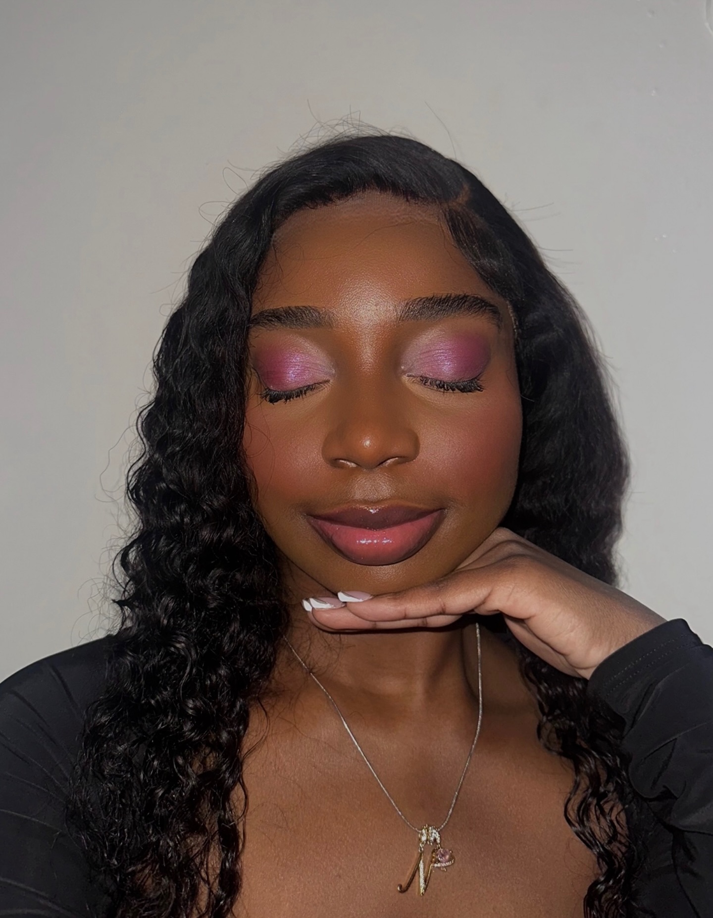 Empowered and Embracing my skin with Amor Propio Beauty. 🤎
#amorpropiobeauty #brownskin #prettyinpink #makeupqueen
* True to yourself soft Matte Liquid Foundation 45
* Perfections Concealer 45 & 29
* Enamórate Di Ti Contour Palette
* Soy Mi Propia Obra de Arte Blush Palette
* Aprende Amarte Eyeshadow Palette
* La suavidad Highlighter Palette
* Liquid Blush 3 in 1
* Liquid Eyeliner
* Voumizing Mascara
* Lip Gloss