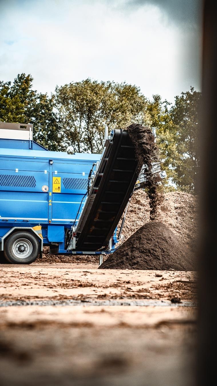 Eine Maschine. Drei Fraktionen. Volle Kontrolle. ⚙️
Die STAR SELECT S 60 steht für effiziente Siebung in einem Durchgang. Fein-, Mittel- und Überkorn werden sauber getrennt – mobil, zuverlässig und mit konstant hohem Durchsatz. 💪
Dank der selbstreinigenden Siebsterne bleibt die Leistung auch bei feuchtem oder anspruchsvollem Material stabil. Weniger Stillstand, weniger Aufwand, mehr Effizienz im Prozess – genau das macht die S 60 im Alltag so stark. 🫡
👉 Du willst wissen, ob die STAR SELECT S 60 zu deiner Anwendung passt? Sprich uns an.
#recycling #eggersmann #siebanlage #boehmerecycling #wastemanagement