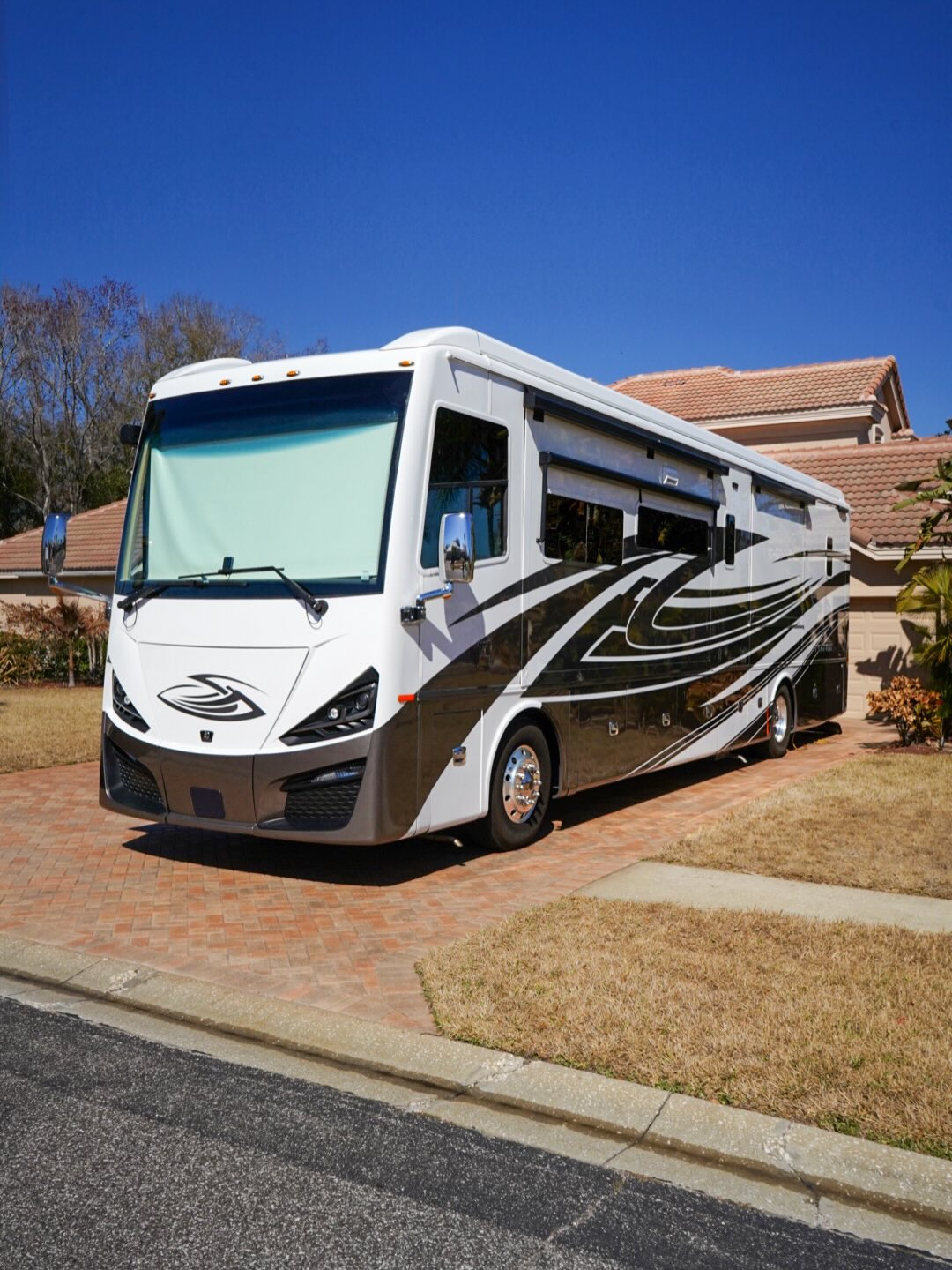 Tiffan Phaeton in for our Diamond wax package!
•
•
•
•
#RVDetailing #Detailing #ViperDetailing #RvLife #Tiffan