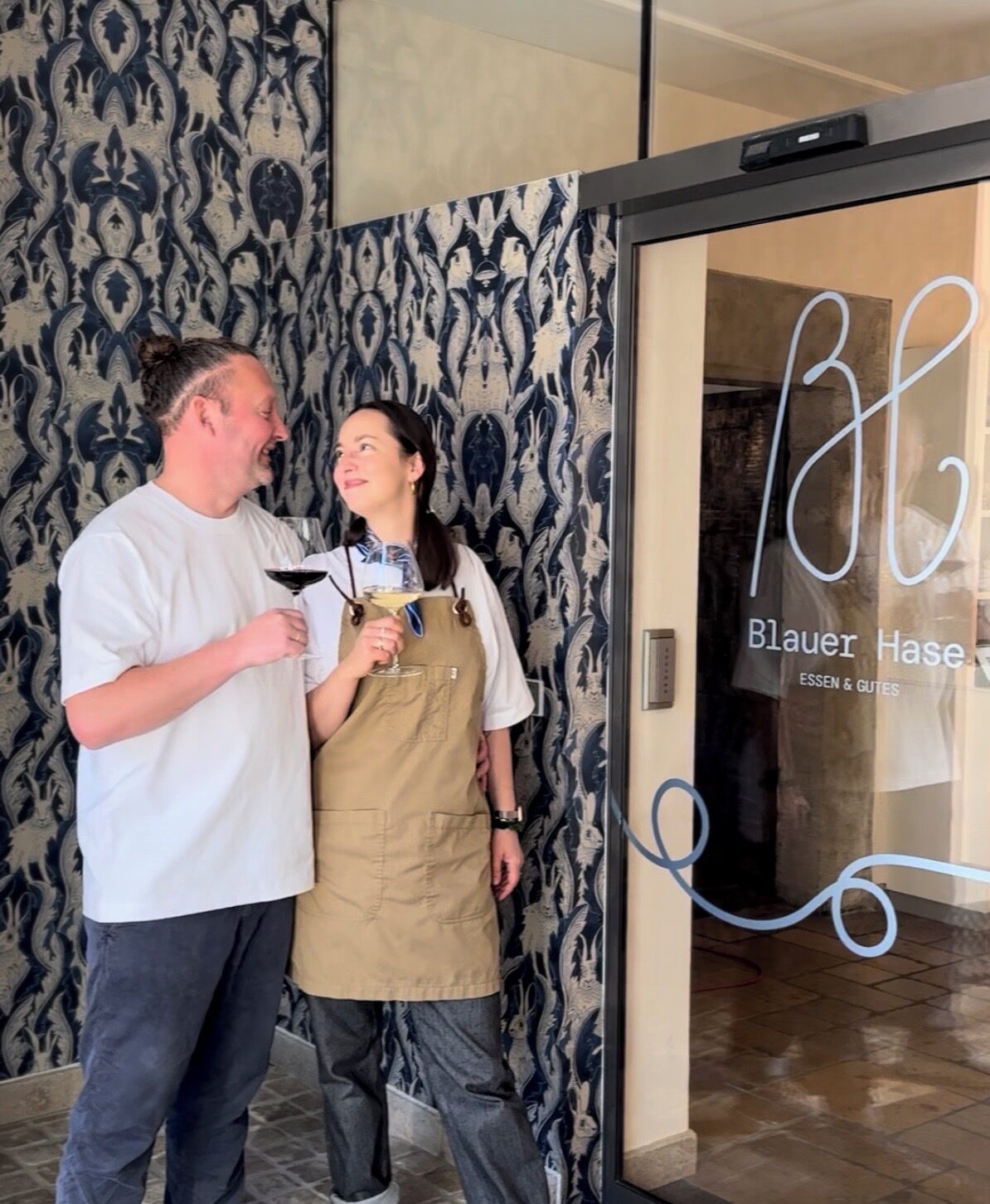 Wir - Andrea & Raik - sind das Gesicht hinter dem Blauen Hasen 💙🐇
Zwei Menschen, eine Vision:
Geiles Essen.
Guter Wein.
Qualität statt Quantität.
Und echtes Teamwork – in der Küche, im Service und im Leben.
Wir glauben daran, dass man Leidenschaft schmeckt.
Dass ein Abend mehr ist als nur ein Essen.
Und dass die Details den Unterschied machen.
Danke an unser großartiges Team – und an euch, die unseren Hasen mit Leben füllen. 💙💙
#BlauerHase #QualitätStattQuantität #Teamwork #GuterWein #EhrlicheKüche