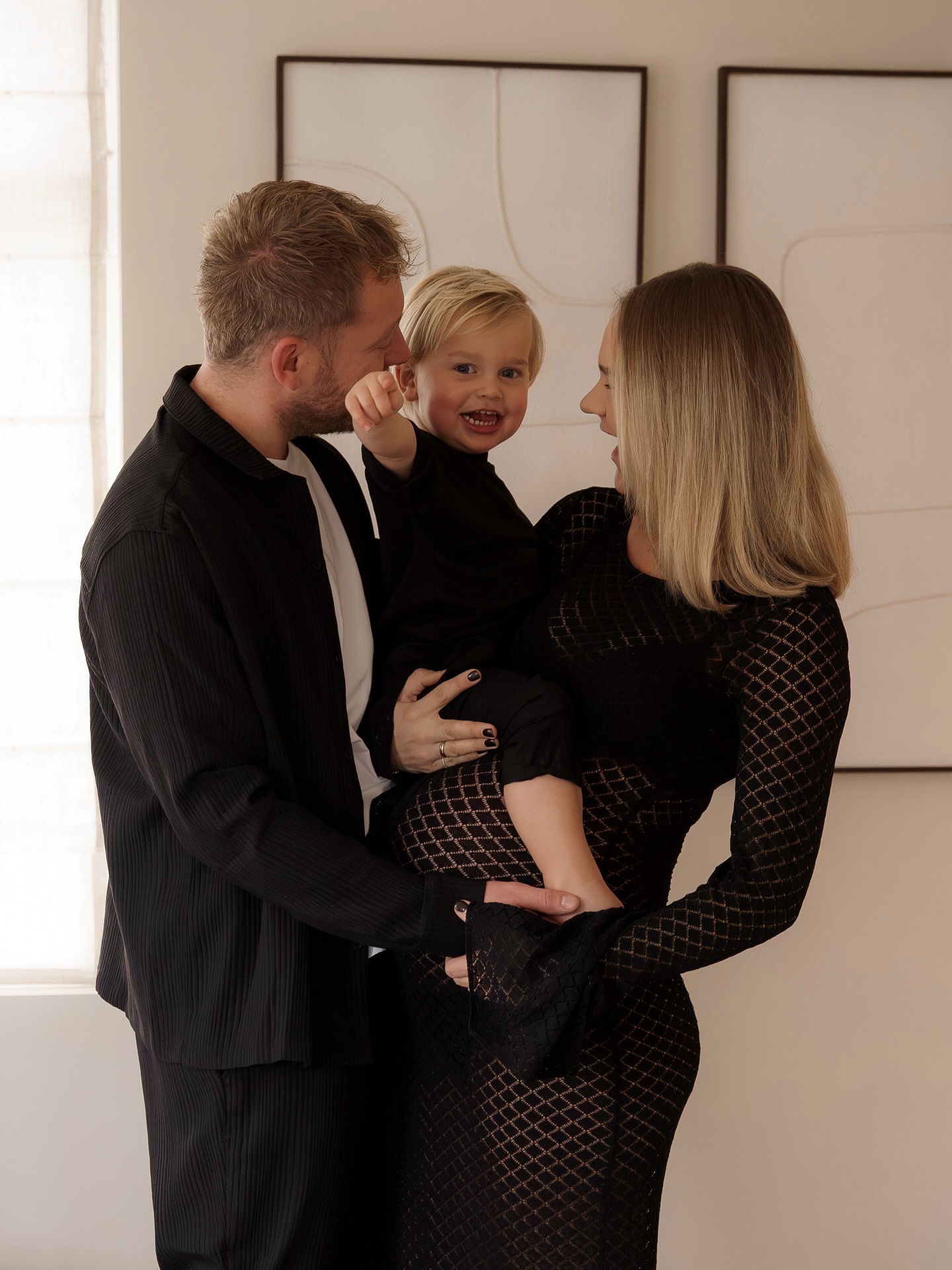 Het bewijs dat een zwangerschapsshoot binnen ook prachtig is 😍🖤