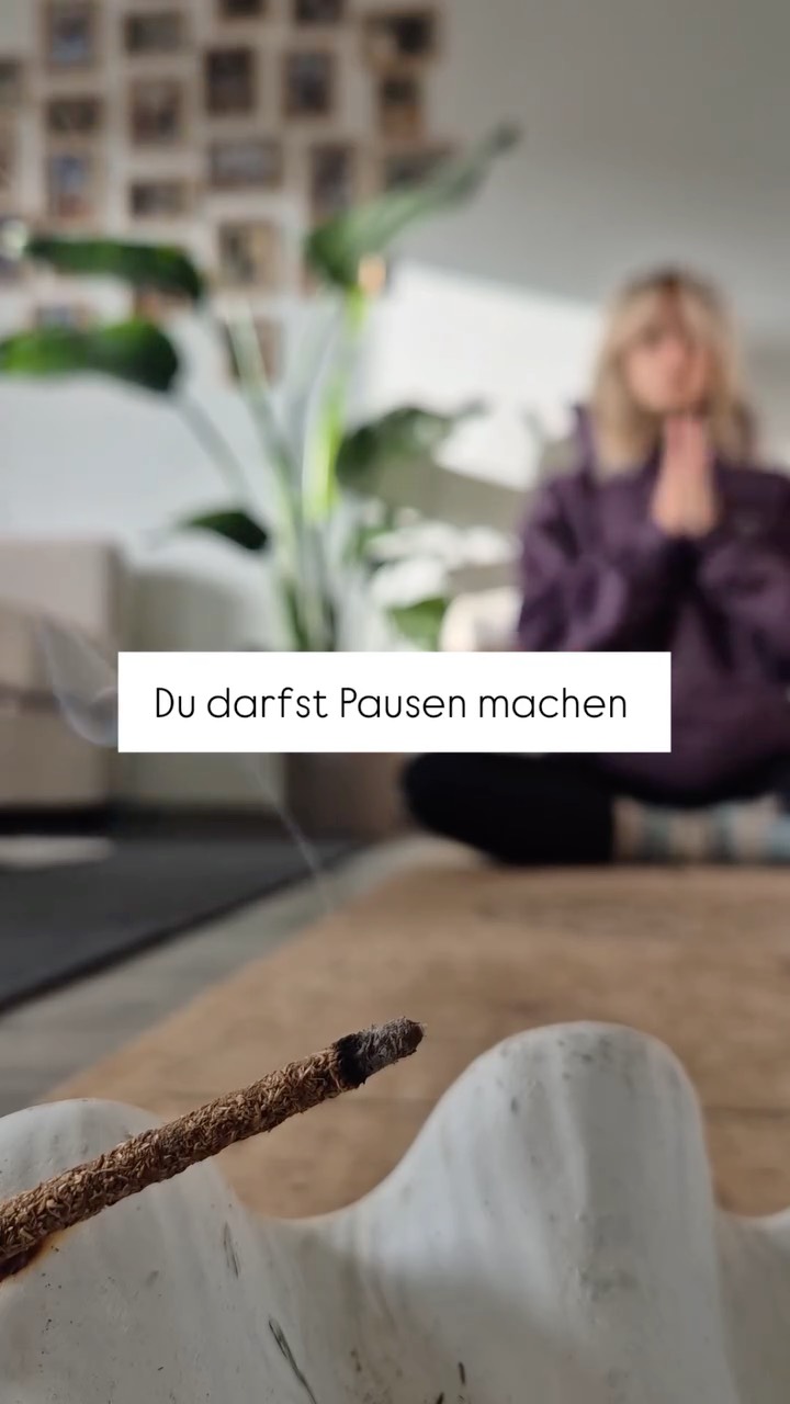 Du darfst Pausen machen 💜
Nicht erst, wenn du völlig erschöpft bist. Nicht erst, wenn nichts mehr geht.
Sondern jetzt — mitten im Tag, mitten im Tun, mitten im Leben.
Eine Pause ist kein Rückschritt, sondern ein sanftes Innehalten. Ein Moment, in dem dein Atem wieder tiefer werden darf, deine Schultern weicher und dein Blick weiter.
Dein Körper spricht leise mit dir — durch Müdigkeit, durch Spannung, durch das Bedürfnis, kurz still zu werden. Wenn du ihm zuhörst, entsteht Raum.
Pausen sind kleine Anker. Sie erden dich, bringen dich zurück in deinen Körper und erinnern dich daran, dass du kein Uhrwerk bist, sondern ein fühlendes, lebendiges Wesen mit Rhythmus.
Du musst dir Ruhe nicht verdienen. Du darfst sie dir erlauben.
Und manchmal ist genau diese Pause der kraftvollste nächste Schritt. 🌿
#yogaretreatteneriffa #auszeit #selfcare #metime #yogaretreat