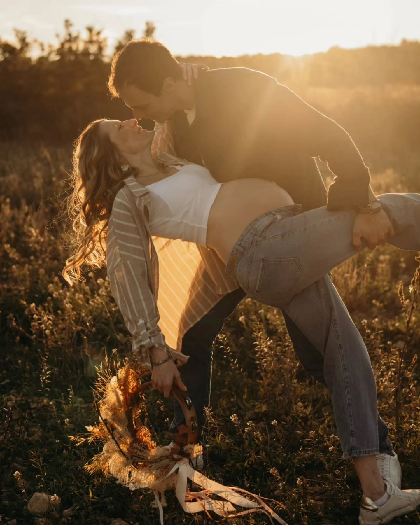 Le 5 janvier, il faisait un froid de canard.
Ils se sont réchauffés à coup de câlins, de rires et de mains posées sur ce petit ventre qui change tout 🥹
Des photos chaleureuses, comme eux, que je retrouve pour la 3eme fois !
C’est exactement pour ça que j’aime proposer mes packs maternité.
Une séance de grossesse pour se souvenir de l’attente, puis une séance quelques semaines après la naissance, vers 2/3 mois, quand bébé commence à sourire et que vous trouvez doucement votre rythme à trois ✨