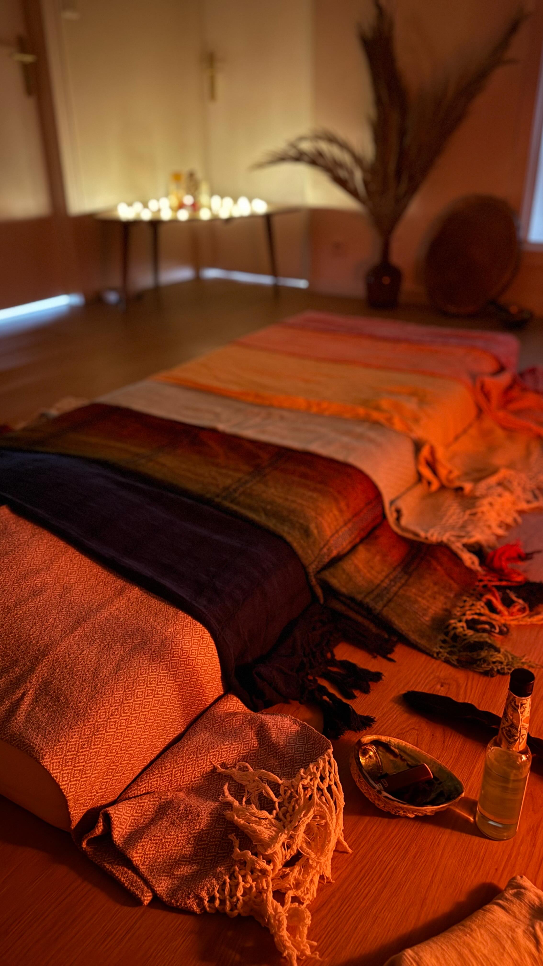 ✨ Le soin Rebozo — Rituel de passage et de transformation
Le soin Rebozo est un rituel ancestral d’origine mexicaine, dédié aux moments de transition, de fermeture et de renaissance dans la vie d’une femme.
Il accompagne les passages importants, qu’ils soient visibles ou intérieurs, en permettant de déposer l’ancien pour accueillir le nouveau.
Ce soin est particulièrement indiqué lors de périodes comme :
• Un changement de travail
• Un mariage ou une séparation
• Un déménagement
• Le post-partum
• La ménopause
• Les premières menstruations
• Un deuil (fausse couche, IVG, IMG, perte, ou laisser partir une ancienne version de soi)
• Un nouveau choix de vie ou un profond tournant personnel
Le Rebozo n’est pas un simple massage, mais un véritable rituel de reconnexion à soi. Il se déroule dans un espace sécurisant et bienveillant, où avec ma Binôme Emilie @emilune_doula vous êtes accueillie dans votre vécu, votre corps et votre histoire.
À l’aide de tissus traditionnels appelés rebozos, le corps est délicatement bercé, enveloppé, soutenu et resserré. Ces gestes permettent :
• D’apaiser le système nerveux
• De ramener de la présence dans le corps
• De favoriser un sentiment de sécurité et d’unité
• De marquer symboliquement la fin d’un cycle et l’ouverture d’un nouveau
Le soin agit autant sur le plan physique qu’émotionnel et énergétique. Il aide à se recentrer, à retrouver sa place, et à repartir plus alignée.
Ce soin est un cadeau que l’on se fait à soi-même pour honorer son chemin, ses passages et ses transformations.
Si vous sentez que vous êtes à un moment charnière de votre vie, le soin Rebozo peut vous accompagner avec douceur, respect et profondeur 🧡
#rebozo #transformation #changement #soinenergetique #amour