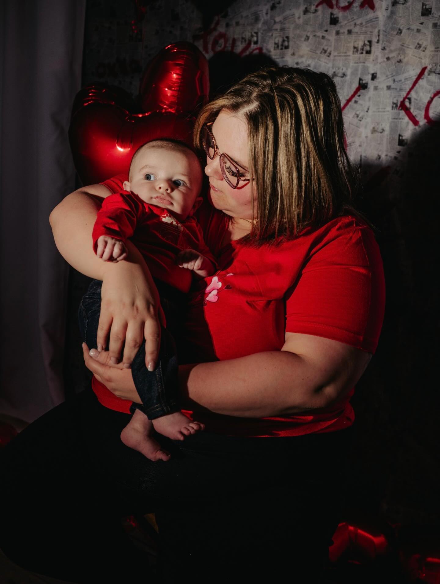 ❤️ Joyeuse Saint-Valentin ❤️
Aujourd’hui, on célèbre l’amour…
Mais pas seulement celui qu’on reçoit d’un partenaire.
On célèbre l’amour dans toutes ces formes !
L’amour immense d’une maman.
Celui qui console, qui rassure, qui veille tard le soir.
Celui qui embrasse les bobos et applaudit les petites victoires 💕
On célèbre aussi la femme.
Celle qui donne tellement… et qui mérite tout autant.
Que tu sois en couple, célibataire, maman, entrepreneure ou simplement en train d’apprendre à t’aimer davantage…
Cette journée est aussi la tienne.
Aime fort.
Aime vrai.
Et surtout… n’oublie jamais de t’aimer toi 🤍
Avec tout mon cœur,
Jessica 🌷
#stvalentin #amour #maman #selflove