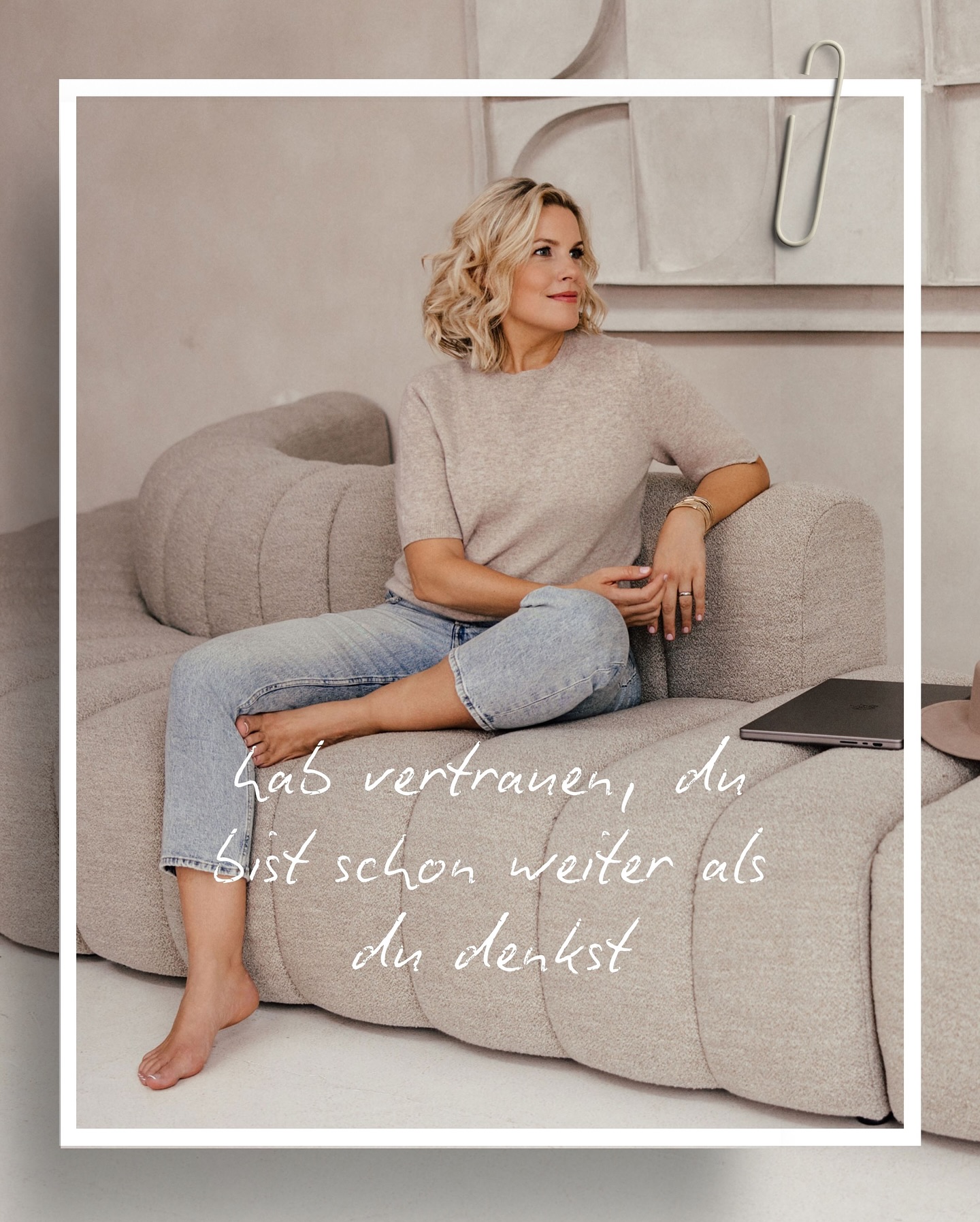 Letzte Woche war ich ein bisschen unzufrieden und habe etwas für mich reflektiert, was mir direkt ein bisschen Ruhe geschenkt hat.
Ich habe mich gefragt:
Was hätte ich vor drei Jahren dafür gegeben, genau hier zu stehen?
Mit der Klarheit.
Mit der Erfahrung.
Mit den Entscheidungen, die ich inzwischen treffen kann.
Wir unterschätzen uns so schnell.
Weil wir immer nur sehen, was noch nicht da ist.
Manchmal fühlt sich Wachstum wie Stillstand oder sogar wie ein Rückschritt an.
Aber Wachstum passiert oft leise.
In Gesprächen, die wir anders führen.
In Grenzen, die wir plötzlich setzen.
In Dingen, die wir nicht mehr mit uns machen lassen.
Vielleicht ist heute kein „mehr leisten“-Tag.
Vielleicht ist es ein „anerkennen, was schon da ist“-Tag.
Lasst uns staunend auf das schauen, was wir bereits geschafft haben. Und uns den Raum geben in unserer ganz eigenen Zeit zu wachsen. 🙏💫⭐️
You got this!
Ganz liebe Grüße von Herzen.
Deine Lotta
💫
#wachstum #sichtbarkeit #potenzial