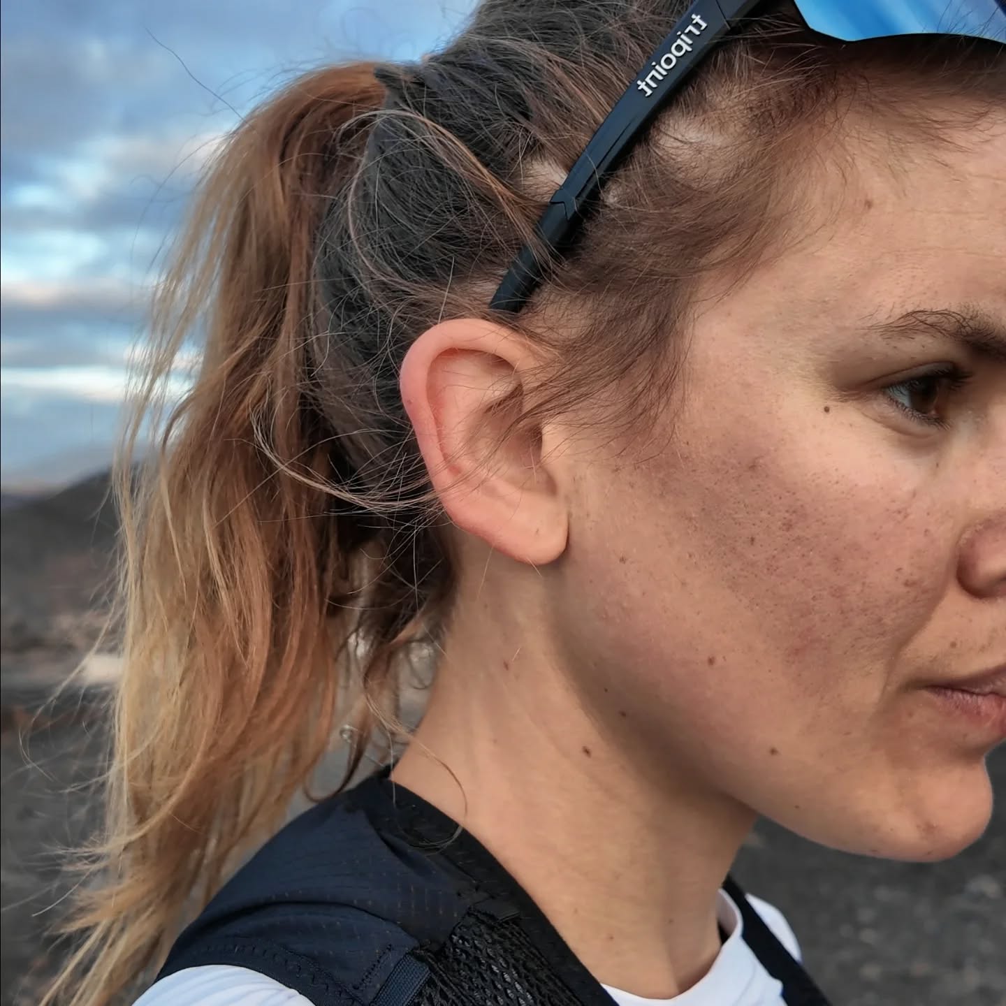 Heyy there — it’s been quiet for a while. But we're backkk 🤓‼️.
Officially moved through the first low of 2026 ❤️🩹👋🏼
Good news, back to normal starting next week 🤞🏻😁.
It’s been six weeks since my last proper, full training week.
At first, I thought I had picked up an infection — breathing issues, feeling completely off.
Cut off my training camp in Fuerteventura as I officially hit the wall there.
It became clear this wasn’t just physical. It was psychological. I felt stuck. Low. Almost depressive at times. Heavy. Flat. Without spark.
The reason? Inner conflict. Misalignment. And not communicating it. The shift started the moment I finally said it out loud. My symptoms got better.
High performance sport teaches you to push through almost everything. It rarely teaches you to pause before you break. You learn it through experience.
Medical checks this week confirmed I’m healthy.🤞🏻
Finally investing in psychological support — and that has already made a difference.
Sooooo ready to take on load again: realign, rebuild, return to training. The spark is coming back. The smile too.💫 ❤️🔥
I'm confident that was by far not a setback, instead a big move forward 🙂
Reminder y'all: keep body and mind on the same team. Change is part of progress. Doing what’s best for you isn’t weakness. It’s strength.🙆🏽♀️