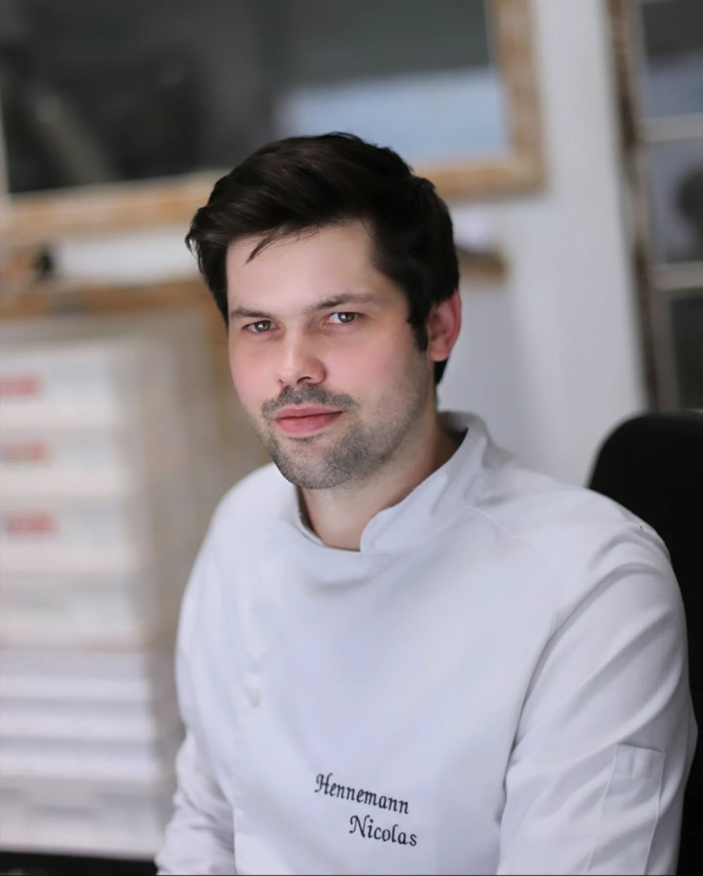 🥐 Le Chef ! 👨🏻🍳
Ça faisait un petit moment qu’on ne vous avait pas partagé une photo de notre Chef...
Ces derniers jours, l’équipe de MyPresqu’île est passée au laboratoire pour rencontrer le chef, faire plus ample connaissance et… repartir avec ces magnifiques photos ! 📸
...Alors voici quelques petites choses que vous ne saviez peut-être pas 😉
🍰 Son dessert préféré du moment en boutique?
Le Dôme Kampot : chocolat noir 62% Madagascar, fruit de la passion et poivre de Kampot (Cambodge)
Une de ses création où la note florale et élégante du poivre vient sublimer un chocolat de caractère… intense et inoubliable. 💭
🥐 Sa viennoiserie préférée ?
En absolu : le pain au chocolat. Indétrônable. 👑
Mais… il ne résiste jamais au bon pain suisse non plus...
Et alors les bugnes ? N’en parlons pas. Il en est complètement fou 😅
🍫 Son chocolat d’origine préféré ?
Le chocolat de Madagascar, sans hésitation.
Intense, avec un profil aromatique naturellement marqué par des notes de miel et d’agrumes…
Bref, une véritable invitation au voyage. ✨🍫
🗺 Vous pouvez découvrir toute l’histoire de son expérience internationale directement sur notre site internet >> nicolashennemann.com
Et vous, connaissiez-vous déjà toutes ces petites curiosités ? 🥰
#artisan #nicolashennemann #pâtisserie #chef #lyonfoodies
📍 Nicolas Hennemann Chocolaterie et Pâtisserie - Grand Hôtel Dieu Lyon