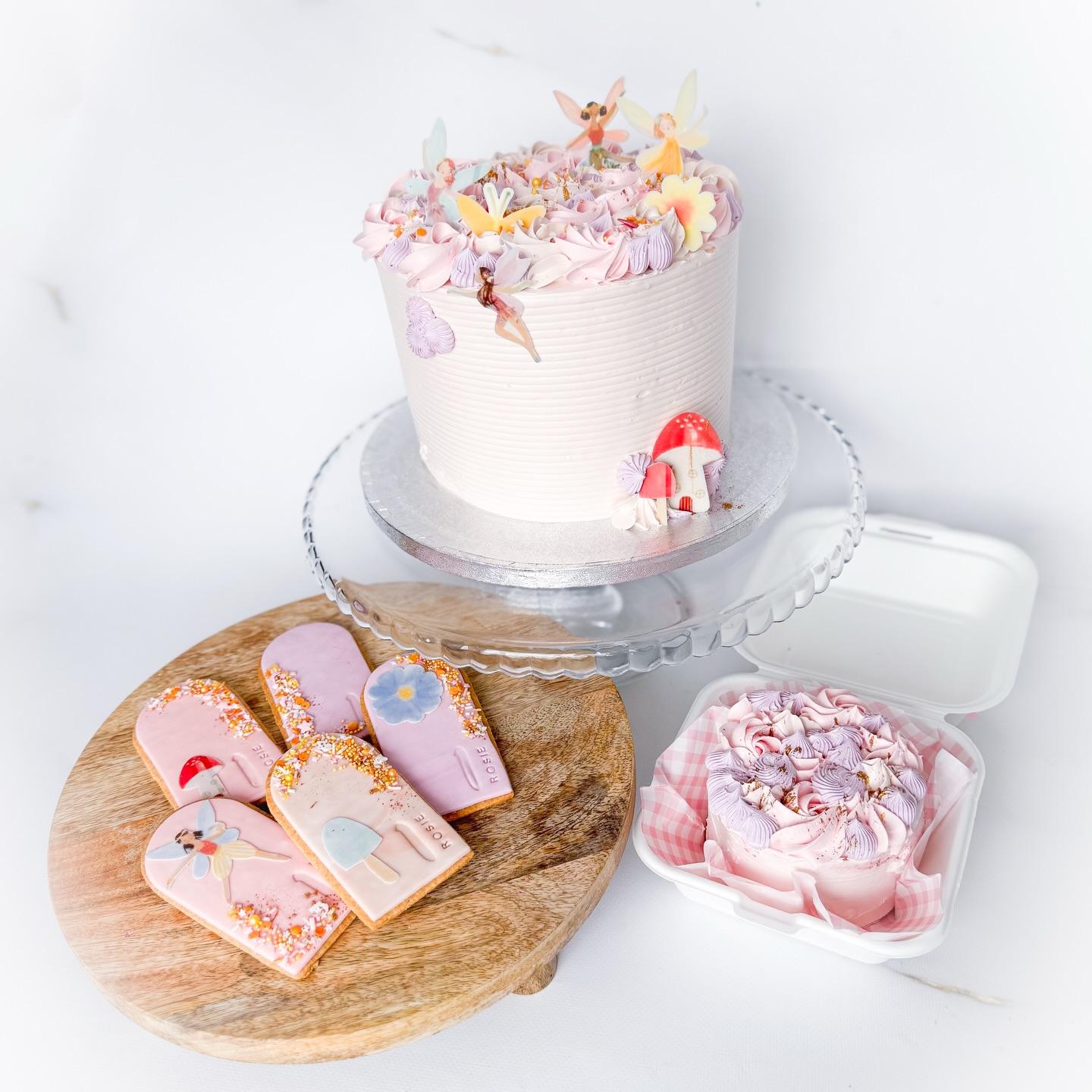 Een tafel vol feest!
.
Die weekend mocht ik voor de jarige Rosie allerlei lekkers maken!
Een taart, koekjes en een eigen taartje voor de jarige jet…
.
Allemaal in het schattige elfjes thema.
.
.
#glutenvrijetaart #glutenvrij #cakemehappyglutenfree #elfjesthema #lovetobakeyouhappy