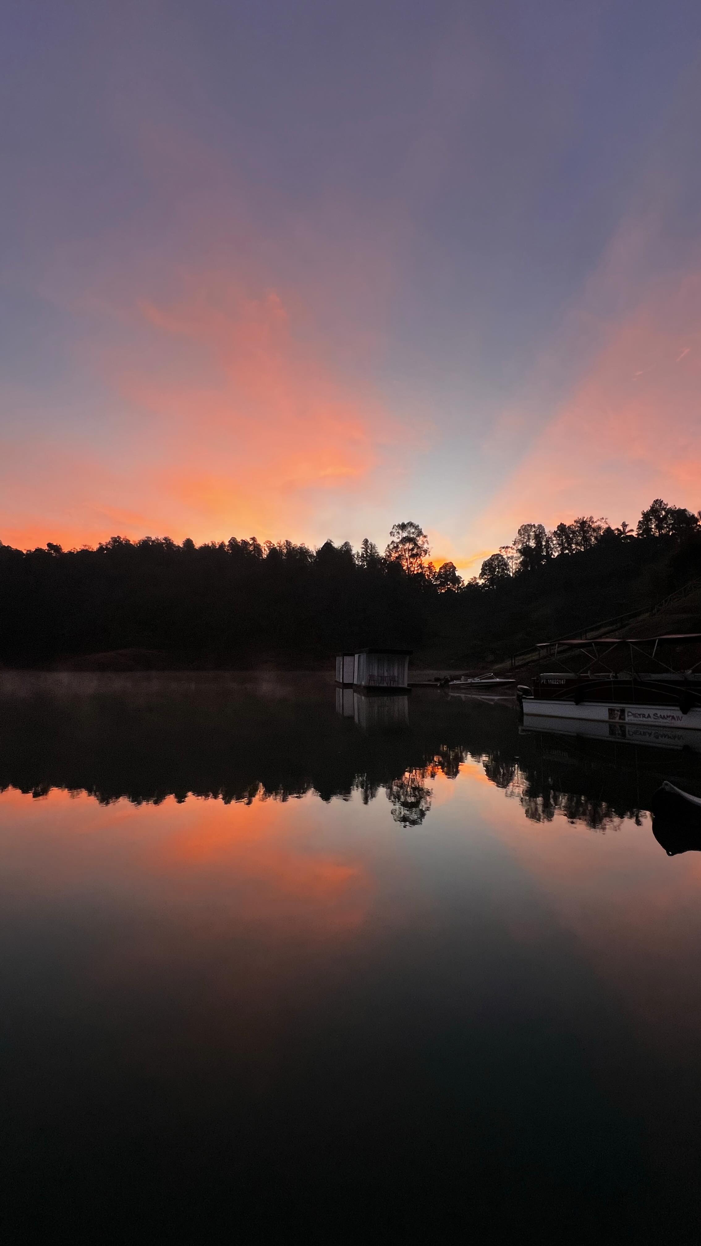 Navegar entre paisajes naturales hasta llegar a una cascada escondida, donde el tiempo se detiene y todo se siente más ligero ✨
Una experiencia creada para conectar con la naturaleza y contigo.
Tu estancia con nosotros incluye transporte de recogida y regreso a la marina del Peñol 🌲 ¡Tu solo vienes a disfrutar!
Reserva tu experiencia ahora 📞 +57 (318) 826-9982
#PietrasantaExperience #Guatapé #LuxuryRetreat #ExperienciasExclusivas #NaturalezaViva