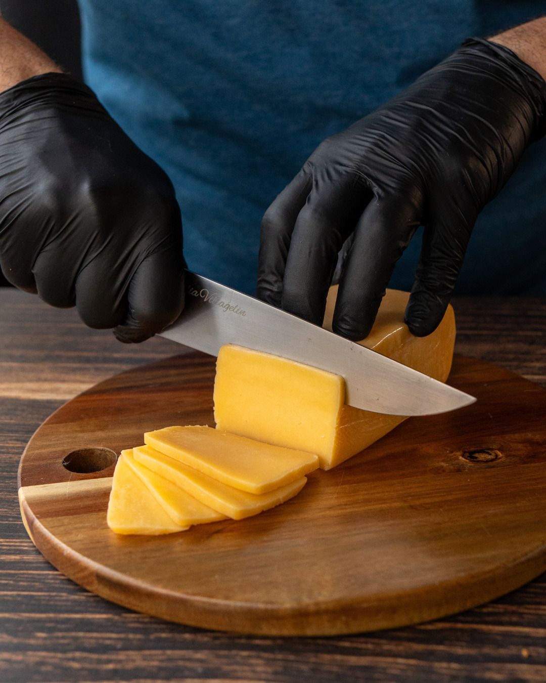 Derrete fácil, tem sabor suave e funciona em qualquer lanche.
Do café da tarde ao lanche da noite, pode ter certeza: ele é o queridinho de muitas mesas.
Queijo prato Queijos Bandeira, deixando seu lanche ainda melhor.
