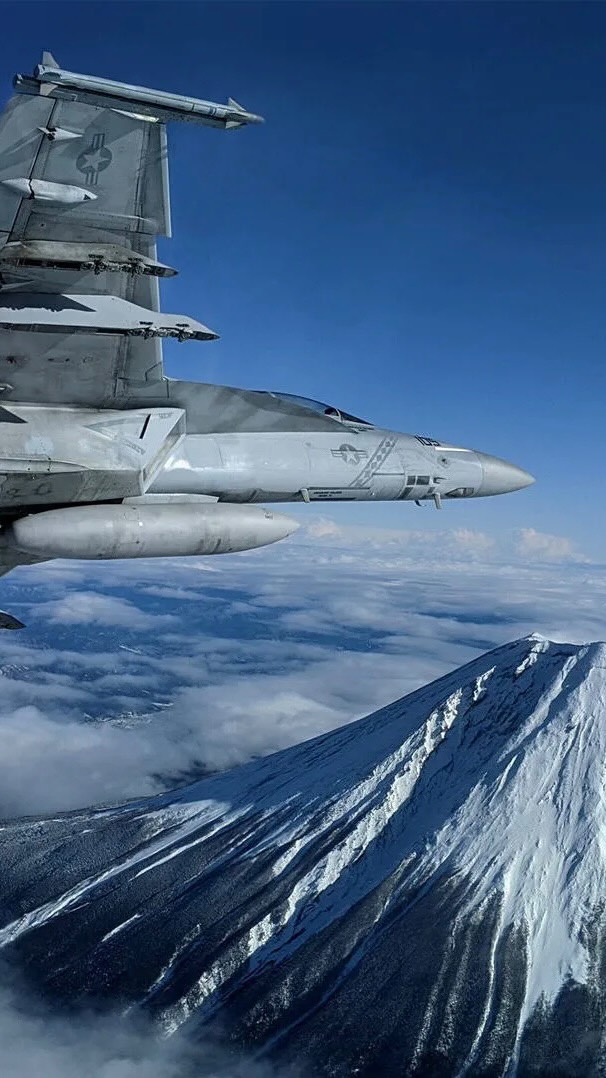 Roses are red, violets are blue…
This Valentine’s Day, be their co-pilot too ✈️❤️
Gift your Valentine a 1-hour flight at Fightertown, or come together to fly side by side!
Book a session today on www.fightertownsimulators.com 🛩️
#dcs #emirates #pilot #flightsimulator