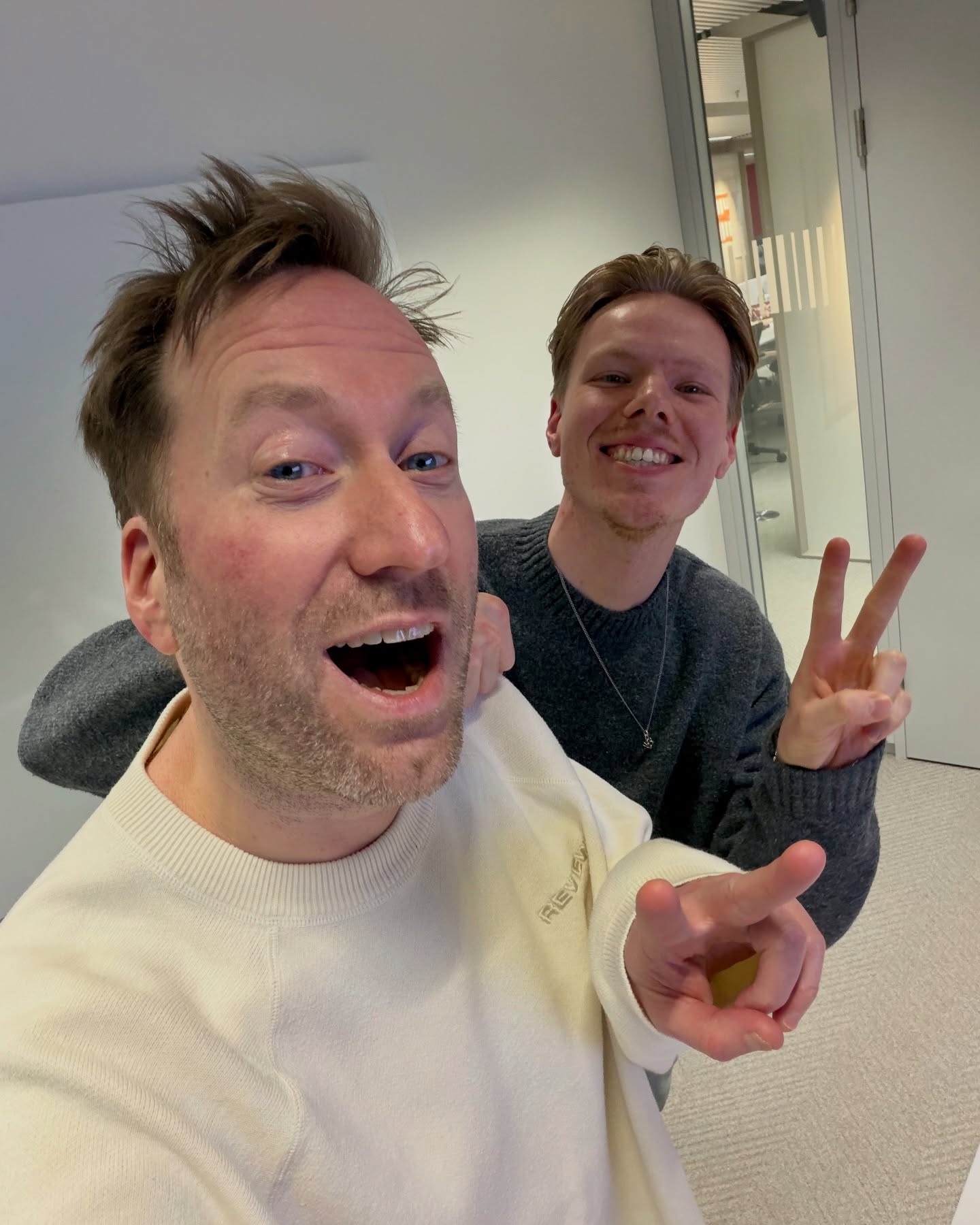 Sunday is for Swiping! 🥞 #week8
How was jouw week dan? Hier wat highlights uit die van mij!
1 - @vincent.pronk (Lil’ Vince) ✌️✌️
2 - Proefplank! 🍺
3 - Thus used to be a funhouse… 👻
4 - Jessie on top of Mt. Menno 😼
5 - Zo cute! ☕️
6 - Net als je ff wil gamen… herkenbaar? 🎮
7 - Gewoon goed 🥞
8 - 👷♂️🏗️🚧
9 - WIE HEBBEN ZE NOU GEPAKT!!! 😱
10- Lekker bekertje toch 💛