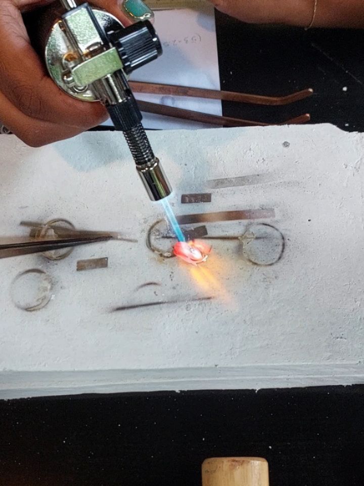 Some impressions of recent workshops at Jellyfish Koh Chang 📸
A space filled with creativity, beautiful moments, and memories to take home with you ✨️
If you’d like to join an upcoming workshop, send me a DM or book your spot through my website. I’d love to create with you 🔨🔥🫶
#kohchangactivities #workshopkohchang #whattodoonkohchang #ringworkshop #kohchangthailand