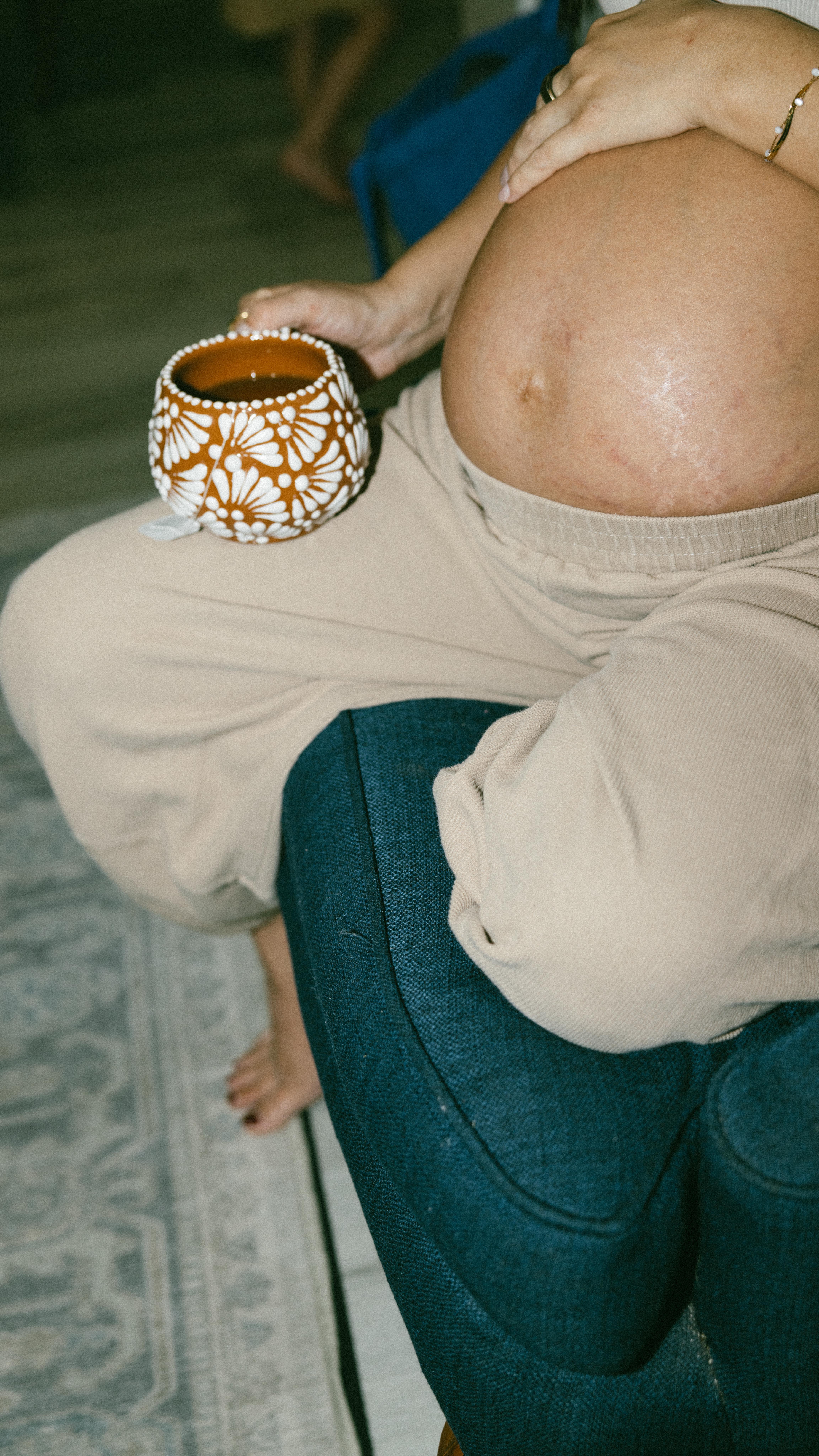 Most tea on the shelves is just that… leaves in hot water.
Little nourishment. Little intention.
But pregnancy asks more of us than that.
Your uterus is your baby’s first home. 🤍
And I care deeply about how I nourish it.
NORA tea (nettle, oatstraw, red raspberry leaf, alfalfa) isn’t just a cozy drink, it’s a mineral-rich support for a body growing life.
🌿Nettle → supportive for iron levels & overall mineral replenishment
🌿 Oatstraw → deeply nourishing to the nervous system
🌿 Red raspberry leaf → tones and strengthens the uterine muscle
🌿Alfalfa → vitamin-rich support for overall nourishment
The blend I’m sipping from @sacredmadre also includes lemon balm — which I especially love in this season. As my body works hard to create and prepare for birth, I’m also tending to my nervous system. Calm mama. Regulated womb. Supported baby.
This is part of my little series on what I’m doing as a doula entering my birthing window — not out of fear, but out of reverence.
Birth is athletic.
Pregnancy is demanding.
And loving my baby deeply means nourishing myself intentionally.
One cup at a time. 🌿
Photos by the amazing @arianajohnsonphotography ✨✨✨