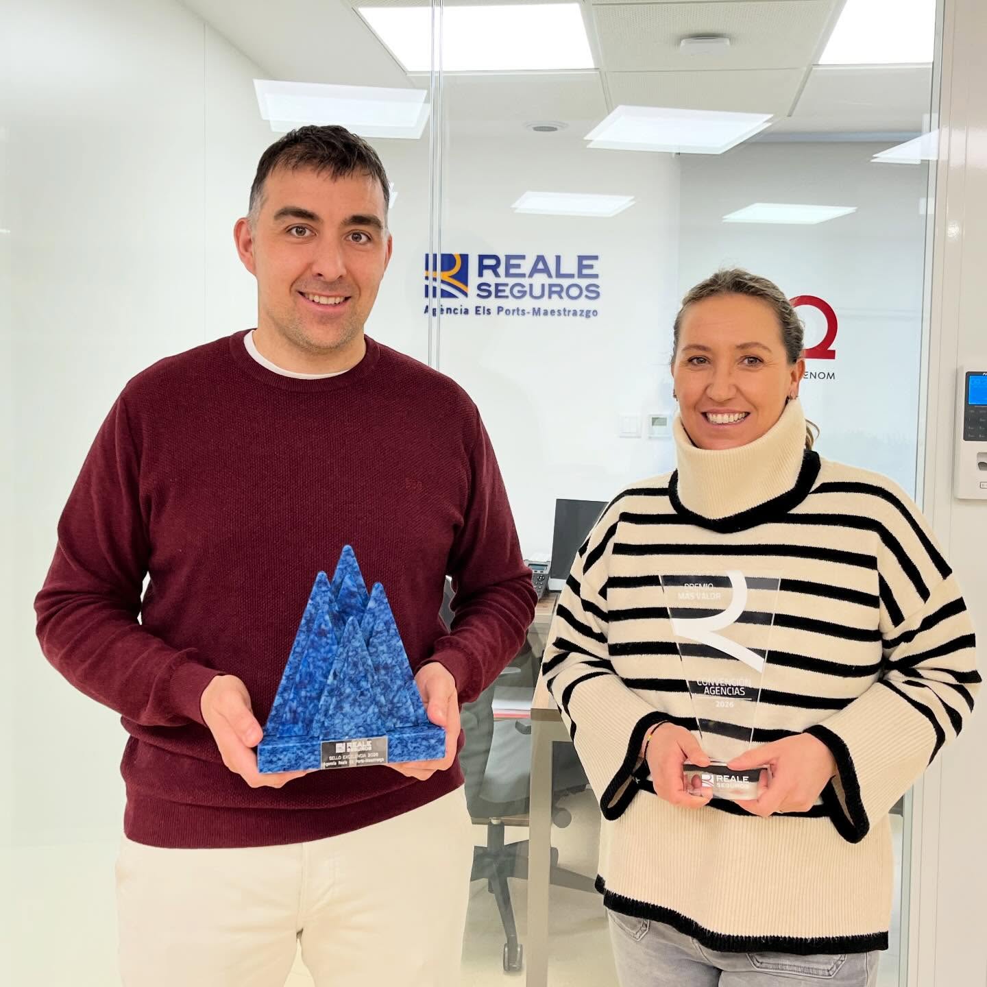 La semana pasada fuimos a la Convención de Agencias @realeseguros como asistentes y volvimos, sin esperarlo, ¡con 2 premios! 🏆
Esta fue nuestra gran sorpresa cuando durante el evento llamaron dos veces al escenario a Raul Marin, Responsable del Dpto de Seguros. Nuestras expectativas no iban más allá de compartir con los compañeros y disfrutar del encuentro… y nos encontramos viviendo un momento que difícilmente olvidaremos.
Recogimos:
🔹 Premio a la Excelencia: un reconocimiento a la trayectoria como Agencia, que solo se concede una vez en la vida. Un premio que pone en valor años de trabajo constante, compromiso y mejora continua.
🔹 Premio Mejor Agencia de España 2026: un galardón que ya conseguimos en 2020 y 2021, siendo la única Agencia Reale que ha repetido este reconocimiento de las más de 400 agencias de toda España.
Más allá de los premios, lo que realmente nos llevamos es la confirmación de que el trabajo bien hecho, la dedicación diaria y el cuidado de cada cliente tienen su recompensa.
Nada de esto sería posible sin la confianza de quienes nos eligen cada día y sin el esfuerzo de todo el equipo que está detrás 👏🏼
⟶ Seguimos con la misma ilusión y compromiso, trabajando para estar a la altura de lo que estos reconocimientos representan.