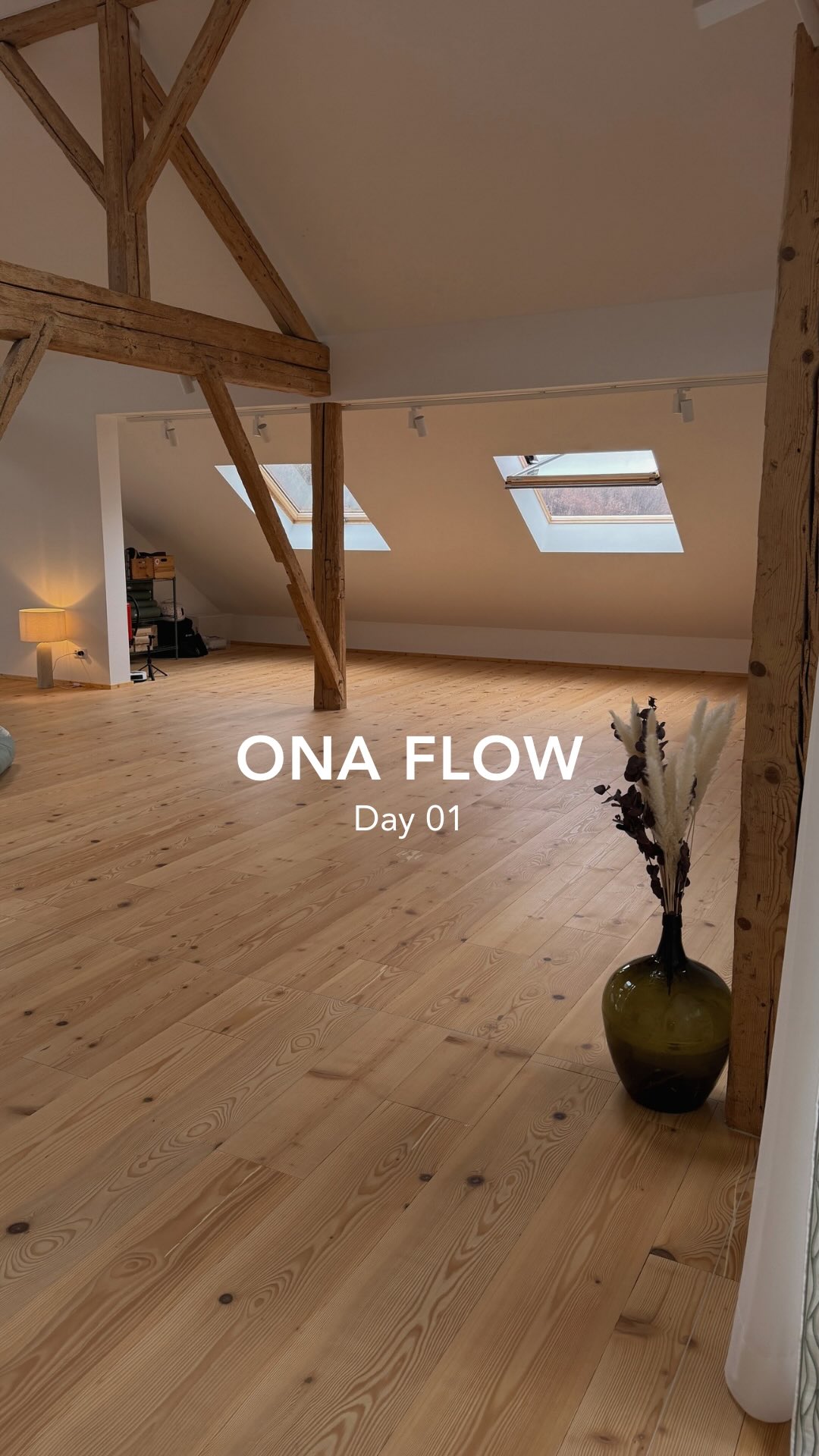 Day 1 of ONA FLOW – und mein Herz ist so voll ✨
Gestern war der erste Tag unserer 200h ONA FLOW - Yoga & Embodiment Ausbildung .
Und ehrlich? Wir sind immer noch überwältigt. 🥺🤏
So viele Monate Arbeit.
So viele Jahre Erfahrung.
So viele gemeinsame Visionen.
@eva.lesnino und ich als Duo-Team mit all unseren täglichen Nachrichten, thoughts & ideas dazu!
All die wundervollen Frauen, die dieses Projekt mitgetragen haben.
Unsere Freund:innen, die uns mit so viel Liebe, Nachrichten & Support begleitet haben. 🤍
Die Tage davor: Aufregung. Vorfreude. Nervosität.
Und dann dieser Moment, als wir gemeinsam den Raum betreten haben & hergerichtet – und plötzlich wurde eine Vision völlig real.🫀
Dieses Training lebt.
Diese Vision atmet.
Diese Reise hat begonnen.
Der erste Tag war genau so, wie wir ihn uns erträumt haben.
Mit genau den Frauen, die jetzt hier sind.
Weil sie genau hier sein sollen.
Weil sie Teil dieser ersten Reise sind. ✨
Wir sind unendlich dankbar.
Und so glücklich, euch die nächsten Tage mitzunehmen.
📍Mehr Einblicke in unseren Stories
🌿 Infos zu weiteren ONA FLOW Trainings in den Stories
Danke für euer Vertrauen.
Danke für euer Mitgehen.
Danke für dieses gemeinsame Wachsen. 💛
#somaticflow #yogateachertraining #embodimentpractice