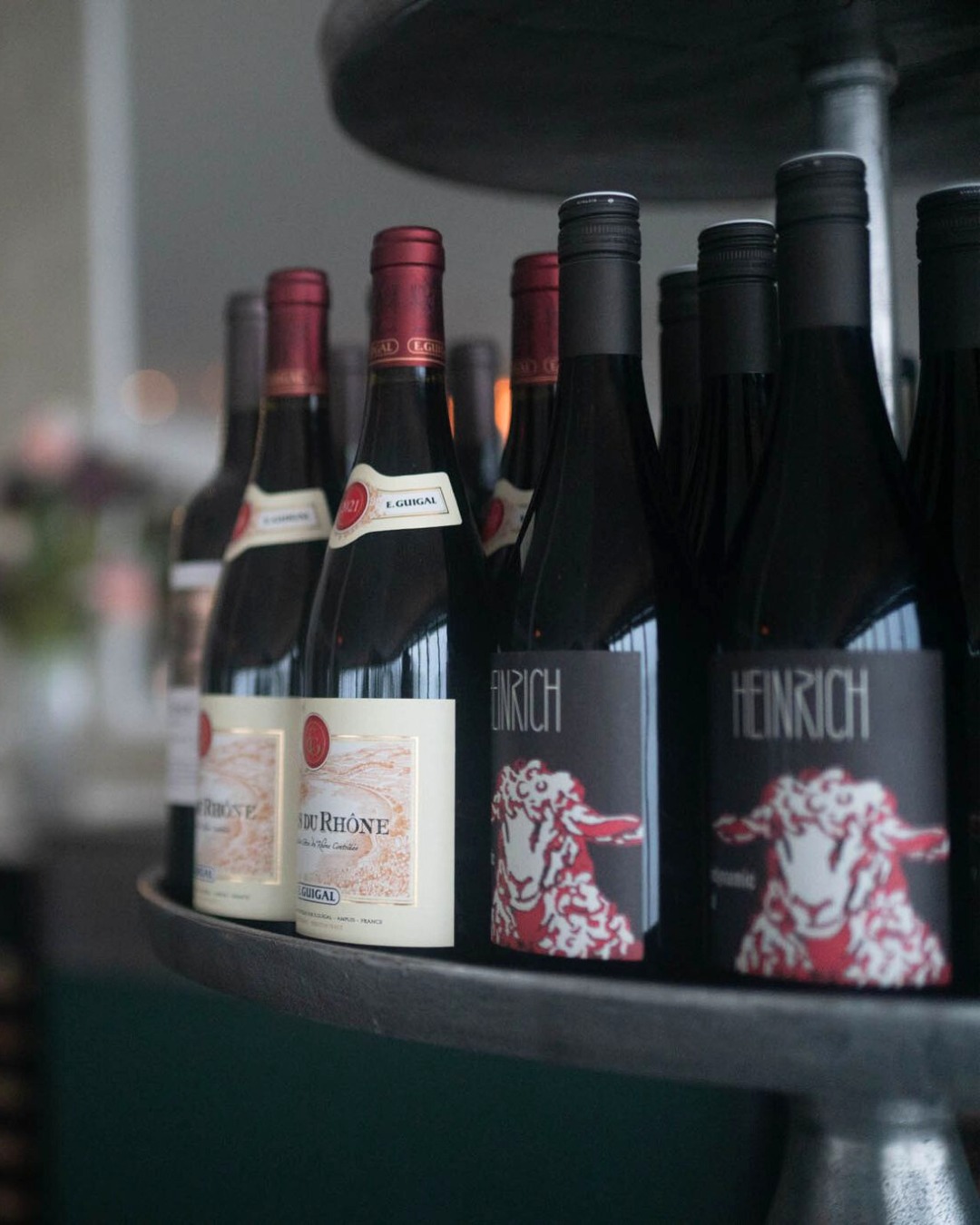 Ett år sedan vi öppnade. Perfekt tajming att fira det på Alla hjärtans dag.
Häll upp ett glas vin, luta dig in i kvällen och stanna kvar ett tag. Mat, dryck och DJ @madji.official som är här från kl. 21.
Ät, drick, njut och sov genom att boka på waxholmshotell.se.
Skål för året som gått och kvällen som väntar 🥂