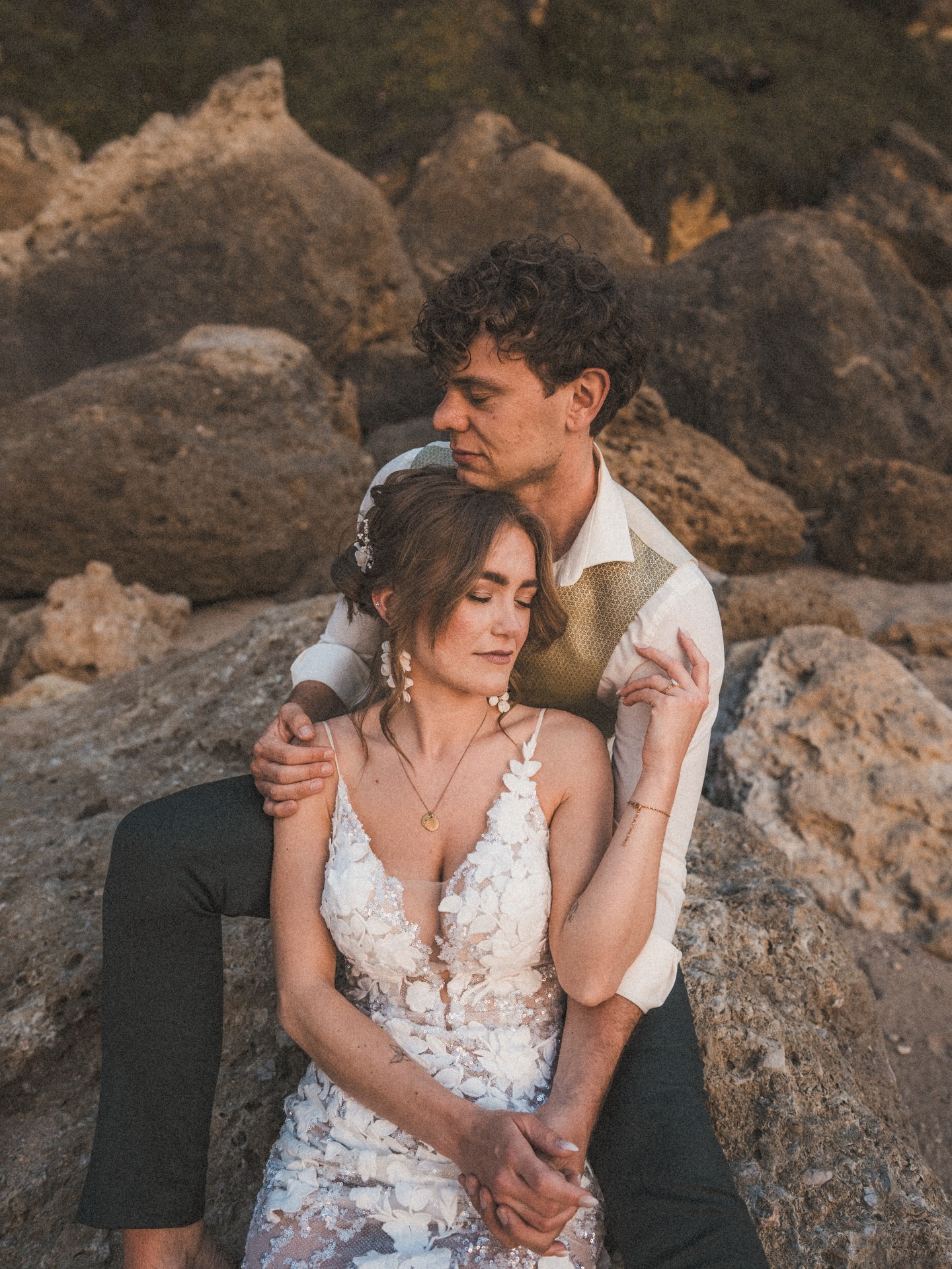 Wie die Zeit fliegt…
Im Mai 2024 durfte ich die beiden auf ein After-Wedding Shooting nach Portugal 🇵🇹 begleiten 🙏
Bei dem heutigen Wetter ist dieses Bild ein Balsam für die Seele um etwas Vitamin B zu tanken ☀️😄
Danke für die ganz tolle Zeit @robat_f & @sara__hwi
Ich bin wirklich froh das aus einer „Schnappsidee“ etwas so tolles entstanden ist.
@capturedbyhappycarmena & @sandra_grabmann bin ich froh das wir unsere spontane Idee so gut umgesetzt haben ❤️
#hochzeitsfotograf #hochzeitsfotografie #destinationphotographer #afterwedding #afterweddingshooting