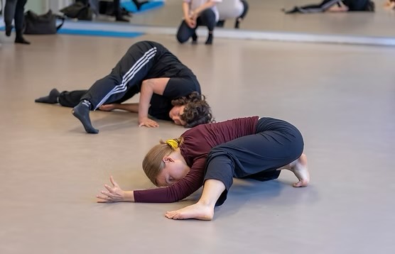 TALVITIIVARI TULEE! ❄️
Talvilomaviikolla huolletaan kehoa pilateksella ja tanssitaan balettia Beyoncén tahtiin! Ilmoittaudu mukaan N-Y-T-nyt!
🗓️: pe 27.2.26 klo 17.00-19.00 & la-su 28.2.–1.3.26 klo 11.00–13.00
📍: Sibelius-opiston tanssisali, Verkatehtaankuja 9, Hämeenlinna
💸: koko kurssi (6 x 60 min) 98 € (jäsenet 88 €)
yksi kurssi (3 x 60 min) 54 € (jäsenet 45 €)
Kurssi sopii kaikille. Opettajina Tanja Kunnari sekä Pinja Piiparinen, esittelyt löydät verkkosivuiltamme ja myöhemmin myös täältä! 💛
📸: Terho Aalto
#tehdastanssii #talvitiivari #pilates #balettigoesbeyonce #visithämeenlinna