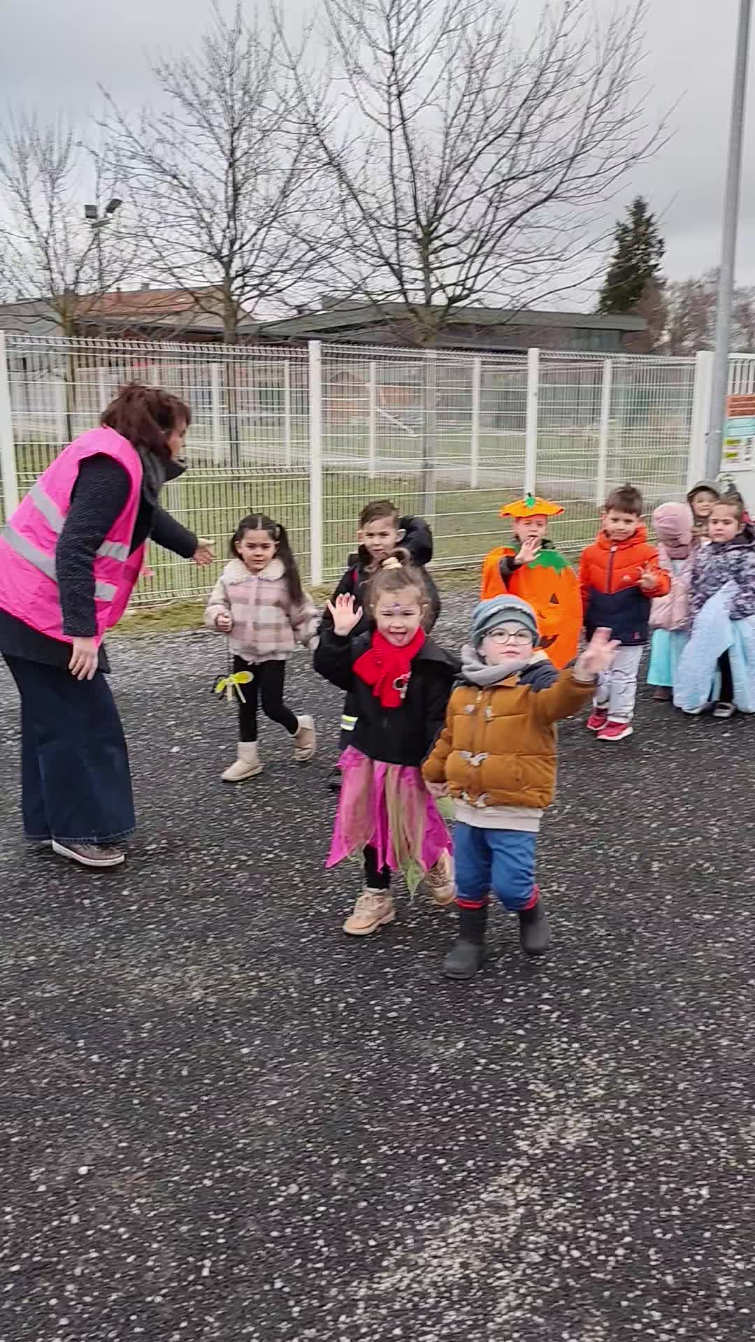 Aujourd'hui c'est carnaval à #planetair, au centre de loisirs #communautédecommunesmarchesduvelayrochebaron
Direction les rues de #saintesigolene avant d aller faire un coucou aux papis mamies.