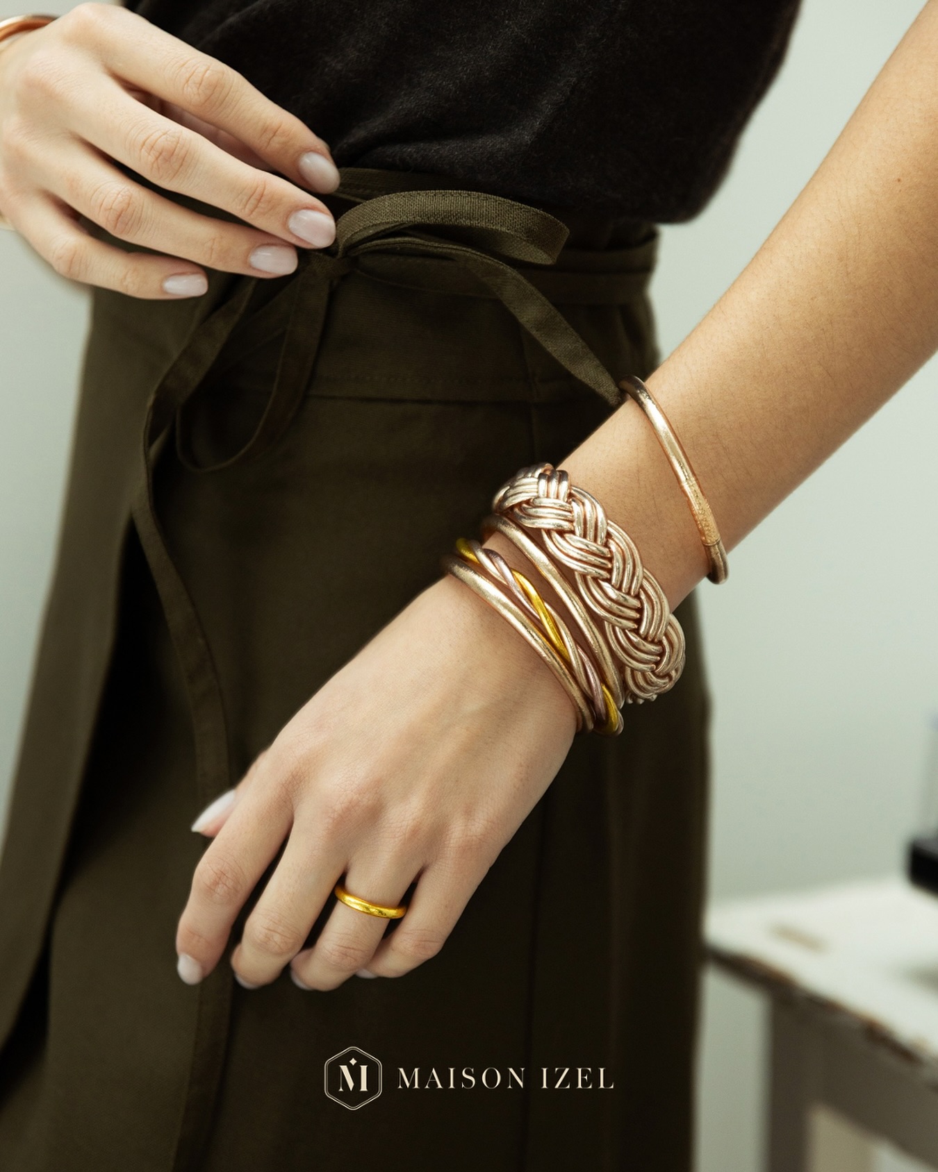 L’allure, en toute simplicité.
Joncs bouddhistes champagne, gold lumineux et Maxi Tresse signature, l’équilibre parfait entre élégance et caractère. ✨
#maisonizel #joncbouddhiste #maxitresse