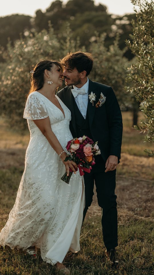 “On n’est pas du tout à l’aise devant l’objectif…”
Si je devais compter le nombre de fois où j’entends cette phrase 😅
Et pourtant… 90% des couples que vous voyez ici m’ont dit exactement ça avant leur mariage !
Mon travail, ce n’est pas de vous faire poser. C’est de vous faire oublier que je suis là.
De vous guider doucement. De vous faire bouger. De vous faire rire. De capter vos gestes spontanés, vos regards..
Vous n’avez pas besoin d’être photogéniques.
Vous avez juste besoin d’être vous.
Et je m’occupe du reste ✨