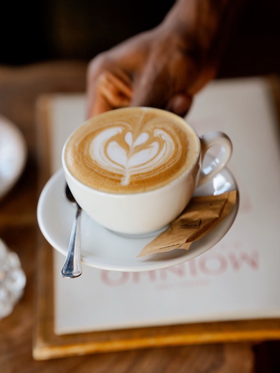 Aqui no #MoinhoDomQuixote o café não é apenas rotina, é um dos nossos rituais preferidos.
Por isso, escolhemos o Lote Diamond da @delta_cafes, uma mistura de Arábicas seleccionadas de África e América do Sul, com torra clássica que transforma cada chávena numa experiência de aroma e sabor.
A latte art que vês é assinada pela nossa equipa, treinada pela @juneandjulycoffee, porque os detalhes fazem toda a diferença, especialmente nestes dias frios em que o aconchego e o carinho são sempre bem-vindos.
E sempre que estiveres por aqui... não passes pela montra de sobremesas sem espreitar. Os nossos doces e bolos, feitos à mão na pastelaria do Moinho, estão à tua espera, num par perfeito com um capuchinho quentinho e feito na hora.
Até breve!
Reservas e informações no link na bio.
__________________
Here at Moinho Dom Quixote, coffee is more than a routine — it’s one of our favourite rituals.
That’s why we chose the Diamond Blend by @delta_cafes, a carefully selected mix of Arabicas from Africa and South America, with a classic roast that turns every cup into an experience of true aroma and flavour.
The latte art you see is crafted by our team, trained by @juneandjulycoffee, because the details always matter, especially on these cooler days when warmth and care are more than welcome.
And whenever you’re here... don’t walk past our dessert display without taking a peek. Our handmade sweets and pastries, made fresh in the Moinho’s own kitchen, are waiting for you, the perfect match for a warm, freshly made cappuccino.
See you soon!
Reservations and information in the link in bio.
#moinholovers #coffee #moinhodomquixote #sintra
