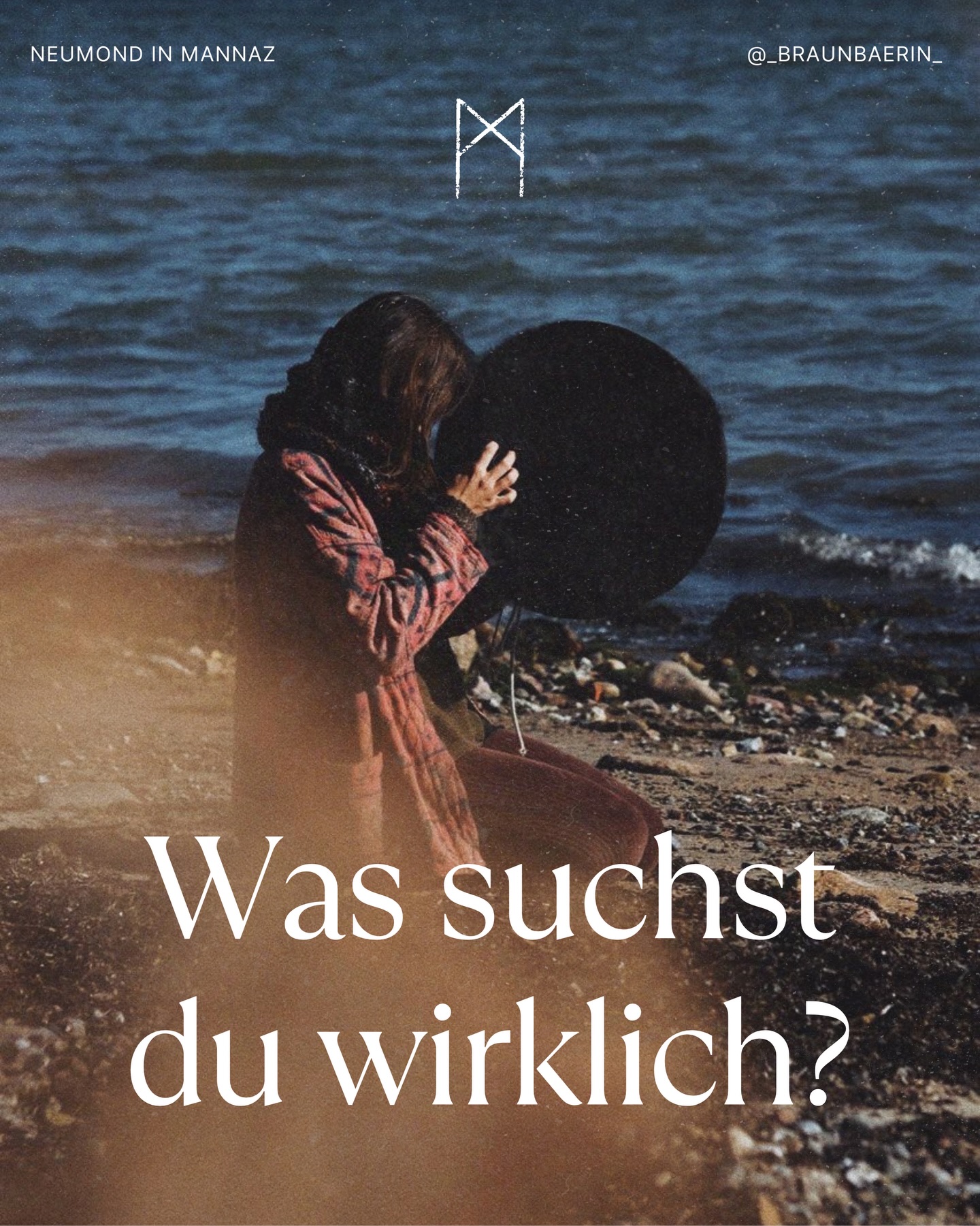 🌑
17. Februar 2026 – Neumond im Zeichen der Rune Mannaz ✨
Dieser Neumond berührt mich sehr und ich saß gestern Abend noch lange an diesem Beitrag.
Und mit diesem Neumond beginnt nun auch endgültig das Jahr des Feuer‑Pferdes, das uns in ein neues Feld von spannender Dynamik trägt.
Und er steht im Zeichen der Rune Mannaz, die so viel bedeutet wie ‚Mensch‘.
So oft kämpfen wir gegen das Menschliche in uns,
wollen erleuchtet sein, frei von Schwächen, von Schmerz, aber wir sind menschlich – verletzlich, stark, unvollkommen und wunderschön zugleich.
Und genau darin liegt unsere Kraft - unsere Menschlichkeit ist Tor und Weg zu Verbindung.
Für diese Nacht wünsche ich mir, dass wir alle die Verbindung zu uns selbst, zu den Menschen um uns herum und zu allem, was lebt ganz besonders spüren und wert schätzen.
In Liebe
Kaja 🪶
.
.
.
Das Bild stammt von der wundervollen @ayuronja
Die Trommel – der „Neumond“ in meinen Händen – habe ich gemeinsam mit der lieben @may.trommle.mein.herz gebaut.
Die Trommel trägt die Energie des Pferdes.