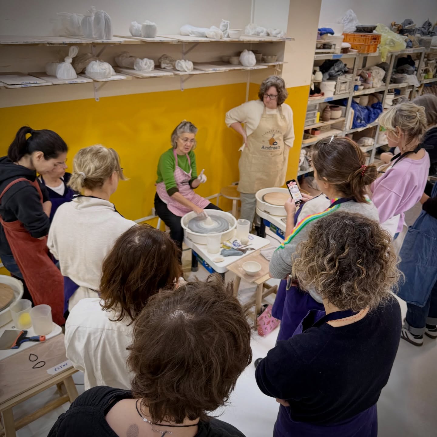 1er jour de stage tournage en porcelaine avec Hélène Lathoumetie:
- Revoir les bases
- les bols
@atour2bras
#coursdepoterie
#coursdetournage
#céramique
#atelierceramique
#atelierpoterie