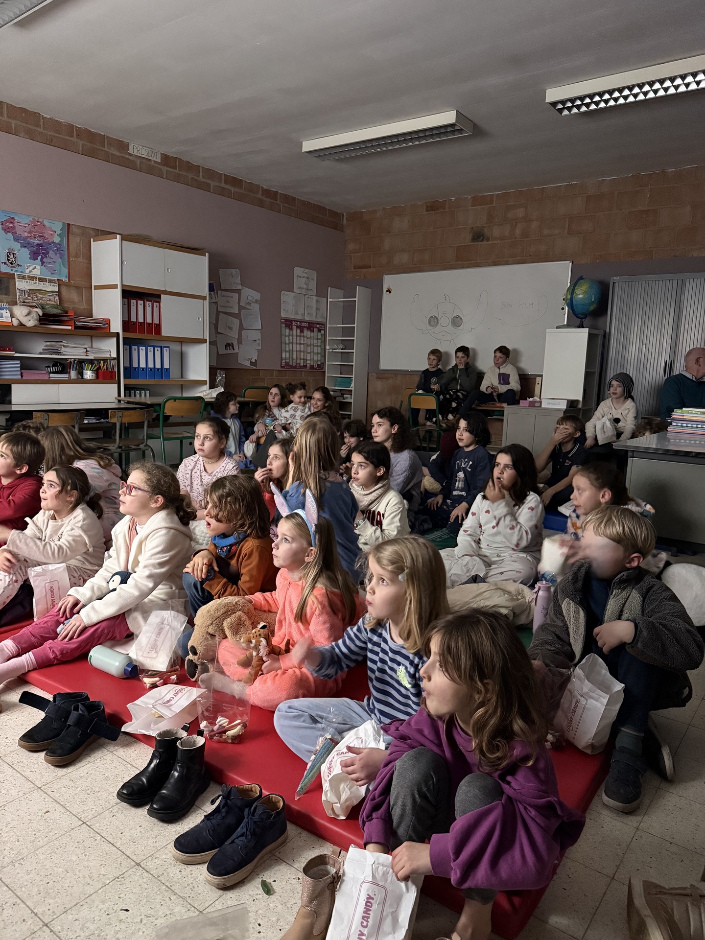 La semaine dernière, l’école s’est transformée en véritable petit cinéma… Pyjamas, doudous, coussins, pop-corn et lumières tamisées : tout était réuni pour une soirée pleine de douceur !
Les enfants ont pris place, les yeux brillants, prêts à plonger dans les histoires projetées sur grand écran.
Un immense merci à toutes celles et ceux qui ont contribué à faire de cette soirée un moment chaleureux et joyeux. À Saint-Joseph, nous aimons créer ces parenthèses simples, où l’on se retrouve autrement, ensemble.
Merci aux enfants pour leur enthousiasme… et aux parents pour leur confiance 🎬 !
#cinekids #cinemaalecole #soireecinema #ecoleprimaire #ecolematernelle #viescolaire #ecolesaintjosephohain #ecolesaintjoseph #ecolestjosephohain #ecolestjoseph #ecoleohain #ecolelasne #ecolesdubrabantwallon #vivrealasne #communedelasne #ohain #lasne
