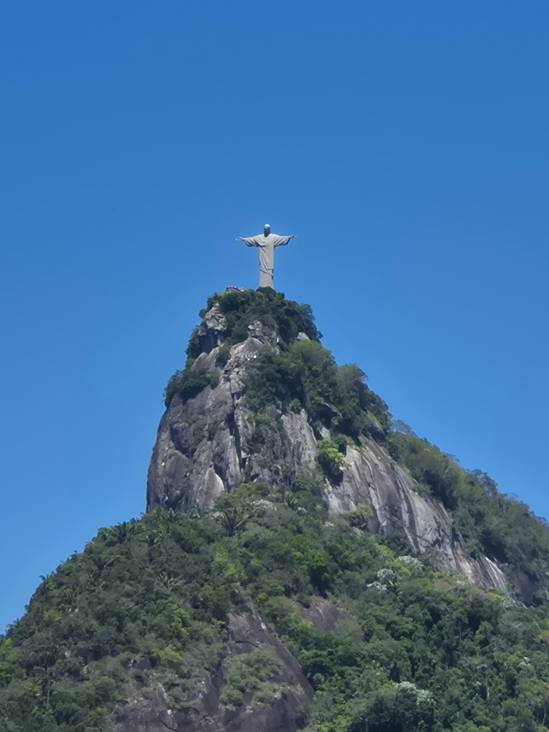 🎉En ce moment, le Brésil est en fête avec les carnavals de Rio et Salvador…
Et ça me replonge quelques mois en arrière, quand j’y passais plusieurs semaines inoubliables.
🌊 Rio de Janeiro
Une ville entre mer et montagnes, où chaque coucher de soleil semble irréel. Les ambiances de quartier, entre Ipanema, les façades colorées de Santa Teresa et la vue depuis le Pain de Sucre…
Rio a cette énergie vibrante qu’on ressent immédiatement.
Ce qui m’a marqué ?
L'histoire des favelas et une intensité permanente.
C'est une ville spectaculaire et profondément vivante.
🎶 Salvador de Bahia
Un autre rythme, une autre atmosphère.
Des rues pavées, des maisons pastel, une histoire omniprésente.
À Salvador, la musique est partout.
L’influence afro-brésilienne donne à la ville une identité forte, chaleureuse et vibrante.
Plus brute, plus authentique peut-être. Une ville qui se vit autant qu’elle se visite.
Le Brésil est en fête aujourd’hui… Et moi, j’avais juste envie de partager ces souvenirs qui réchauffent encore.
Rio ou Salvador… vous choisiriez laquelle ? 🌎
#ctravel #travelplanner #voyage #backpacking #voyageauthentique #surmesure #itineraire #Brésil #RioDeJaneiro #SalvadorDeBahia #Voyage #SouvenirsDeVoyage #InspirationVoyage