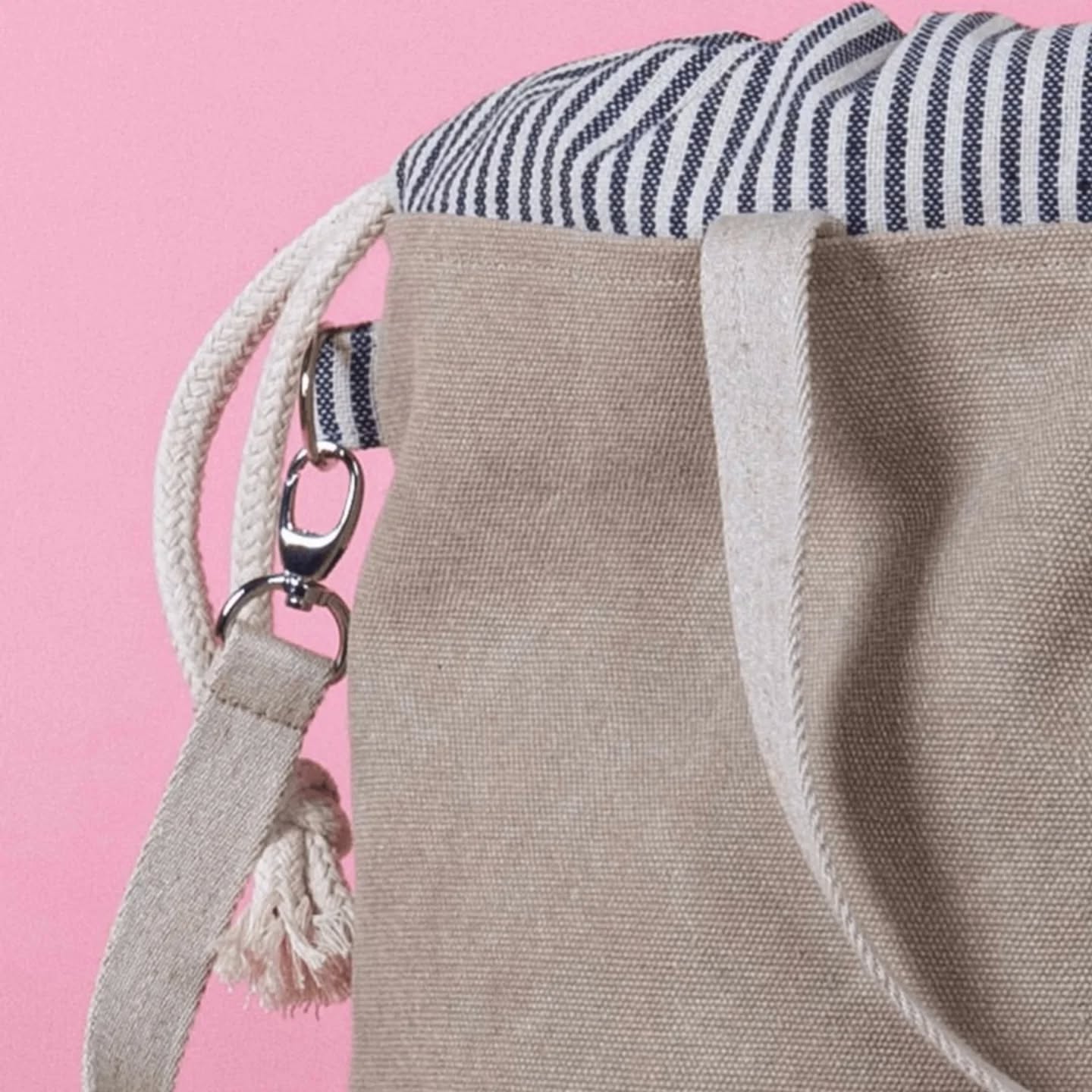 UTIL von @kreando.ch ist online!
Eine Projekttasche für Handarbeiten, aber ganz ehrlich, die geht auch so als Tasche.
Ich hab ja immer was zum Stricken angefangen, aber meist wird es erst über Jahre fertig 😁 manchmal packt es mich und ich kann ans Aufhören nicht mehr denken. Oft liegts dann aber wieder für ein paar Monate in einer Ecke.
Nicht mehr! Jetzt haben meine Stricksachen eine schöne Tasche und einen fixen Platz griffbereit, falls es mich packt 🙏🏼😉
Danke @kreando.ch , duefte ich beim "First Cut" mit dabei sein. Es war mir eine Freude!
#kreando #kreandoutil #ateliermayara