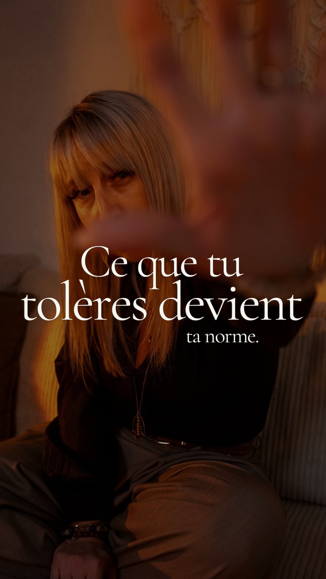 Il y a des douleurs qu’on ne questionne plus…
Des situations qu’on rationalise,
Des silences qu’on avale.
On survit…
Et on appelle ça la vie🤔
Mais à quel moment as-tu décidé que c’était suffisant pour toi ?
Le vrai changement commence quand on arrête de confondre endurance et respect de soi✨
On ne s’écroule pas d’un coup,
On s’habitue.
Je ne crois plus à la survie…
Je crois au respect de soi… et toi?