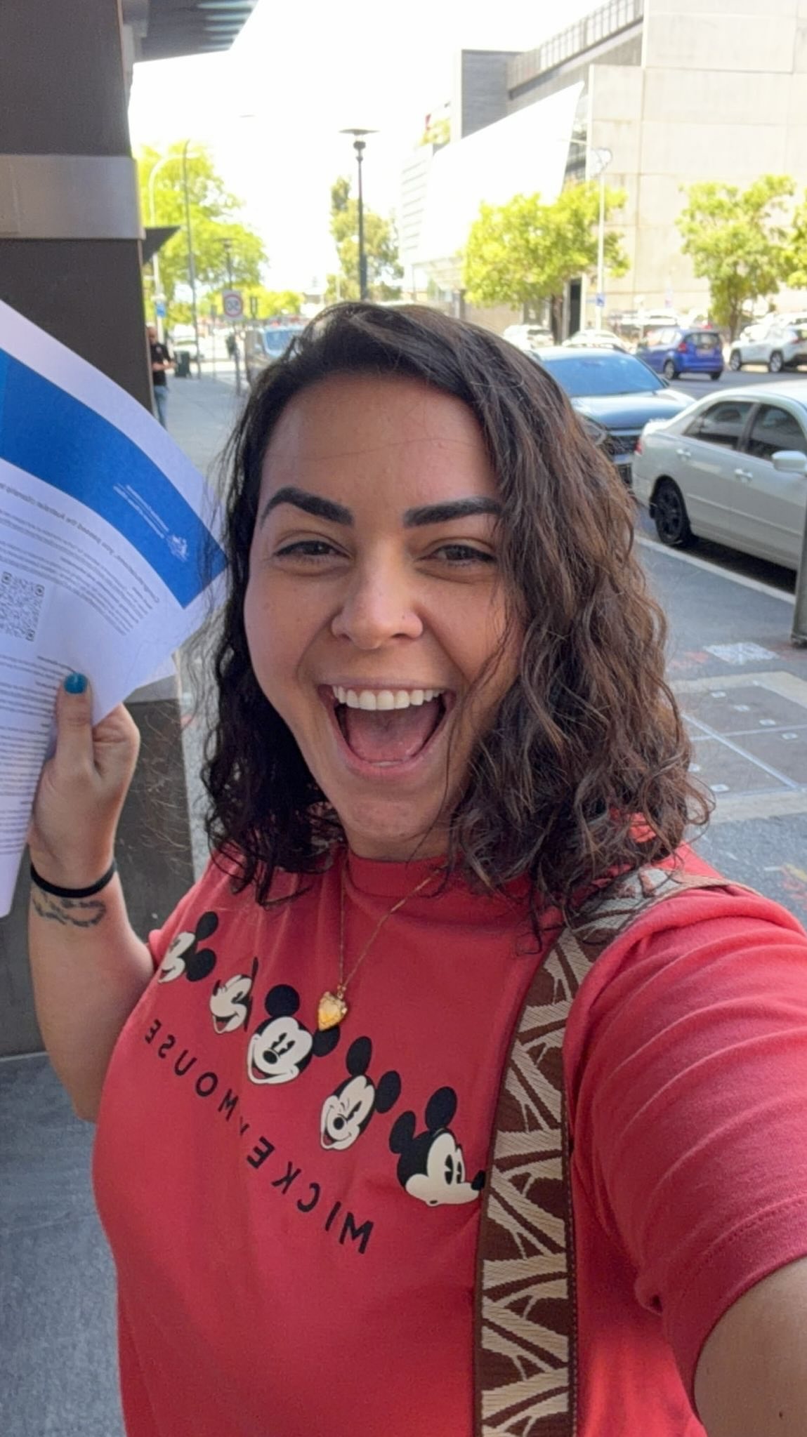 Acabou… 🇦🇺
Foi isso que passou na minha cabeça no dia de ontem!
Dia 18/02/2026 o dia que eu subi a última escada dessa longa e desafiadora jornada! Fiz minha prova da cidadania e agora é só esperar pra celebrar🎓.
Um mix de sentimentos… Passou um filme na cabeça… Foram 11 anos de muitas lutas, aprendizados e conquistas e que no final, graças a Deus, deu TUDO certo!
Muito mais do que sonhei, porque com Deus é assim...
Ele sempre tem o melhor pra nós!
Toda honra e glória a Ele! Obrigada Jesus, ao meu amor, a minha família e amigos por terem acreditado e me apoiado!
Dedico essa conquista ao meu Vô 👴🏻, Sr. Roque Latancio que não está mais aqui, mas que SEMPRE me incentivou!
Ele sempre dizia a todos que tinha uma neta Australiana! Logo logo isso será uma verdade!
Te amo vô, a gente conseguiu!💛🥹💪🏻🙏🏻🥇