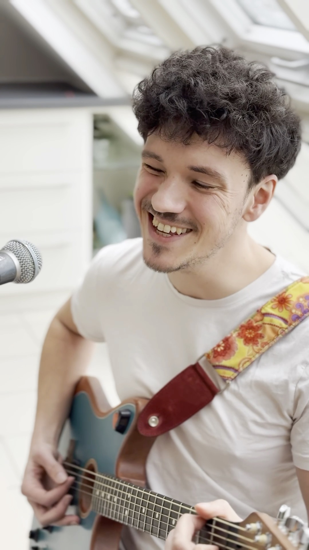 Sharing a little snippet of my song in German : Was Geht? Was Läuft? I will be presenting a few more new German song at my show on Monday. DM for tickets :)