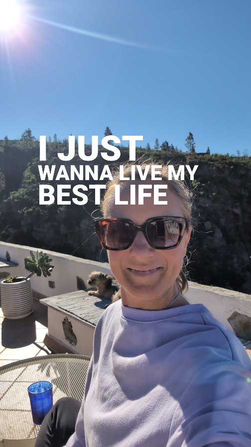 Ich möchte mein bestes Leben leben – und nicht weniger
Es gibt diesen Moment der Klarheit, in dem du tief in dir spürst, dass du nicht hier bist, um dich klein zu halten, dich anzupassen oder dich mit einem halben Glück zufriedenzugeben, sondern dass dein Herz nach Weite ruft und dein Innerstes weiß, dass dein Leben in Fülle gedacht ist – nicht in Mangel, nicht im ständigen Verzicht auf dich selbst.
Vielleicht hast du dich lange mit weniger zufriedengegeben, weil es sicherer schien, vernünftiger, realistischer, doch irgendwo in dir brennt dieses leise, aber unüberhörbare Feuer, das dich daran erinnert, dass du mehr fühlen, mehr erleben, mehr sein willst. Nicht aus Gier oder aus einem Drang nach Perfektion, sondern aus einer tiefen Sehnsucht heraus, dein Potenzial wirklich zu leben und dir selbst gerecht zu werden.
Dein bestes Leben zu leben bedeutet nicht, dass immer alles leicht ist oder dass jeder Tag von Erfolg gekrönt wird, sondern dass du beginnst, dich selbst ernst zu nehmen – deine Träume, deine Bedürfnisse, deine Grenzen und deine Visionen. Es bedeutet, dich nicht länger mit Beziehungen, Situationen oder Gedanken zufriedenzugeben, die dich klein halten, sondern bewusst Entscheidungen zu treffen, die dich wachsen lassen.
Fülle beginnt nicht im Außen, sondern in deiner Haltung dir selbst gegenüber. Sie entsteht in dem Moment, in dem du aufhörst, dich über das zu definieren, was fehlt, und stattdessen anerkennst, was bereits in dir angelegt ist: deine Kreativität, deine Stärke, deine Fähigkeit zu lieben, deine Kraft, neu zu beginnen. Wenn du dich innerlich von dem Gedanken löst, nicht genug zu sein oder nicht genug zu haben, öffnet sich ein Raum, in dem Möglichkeiten sichtbar werden, die vorher im Schatten lagen.
Nicht länger im Mangel zu leben bedeutet, Verantwortung für dein eigenes Glück zu übernehmen und dich nicht mehr mit Ausreden oder alten Geschichten zufriedenzugeben. Es bedeutet, dir zu erlauben, groß zu träumen, klar zu kommunizieren, mutig zu handeln und dir selbst zu vertrauen – auch dann, wenn der Weg noch nicht vollständig sichtbar ist.
Vielleicht beginnt dein bestes Leben nicht mit einem radikalen Umbruch, sondern mit
#bestesleben