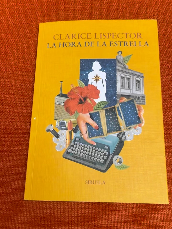 #martesderecomendarlibros👌
🌟LA HORA DE LA ESTRELLA🌟
🤩Hemos sido felices leyendo este libro, —el último que su autora, Clarice Lispector, publicó en vida—.
🔥Intenso y breve, al estilo de muchas de las punzantes novelas y cuentos de la Lispector.
✍️Su narración o narrador (Rodrigo S.M) es inolvidable por su estilo en cómo cuenta la historia de “la pobre, fea y virgen Macabéa”. Ella, su protagonista, nos hizo reflexionar sobre la invisibilidad social, la pobreza y todo aquello que hemos aprendido a normalizar como sociedad.
📖Un libro imperdible, si no lo han leído es hora de leer La hora de la estrella!!
Pd. Gracias @hellmanpardo 😘
#librosinolvidables📚 #martesderecomendarlibros👌🏼 #Lahoradelaestrella #claricelispector